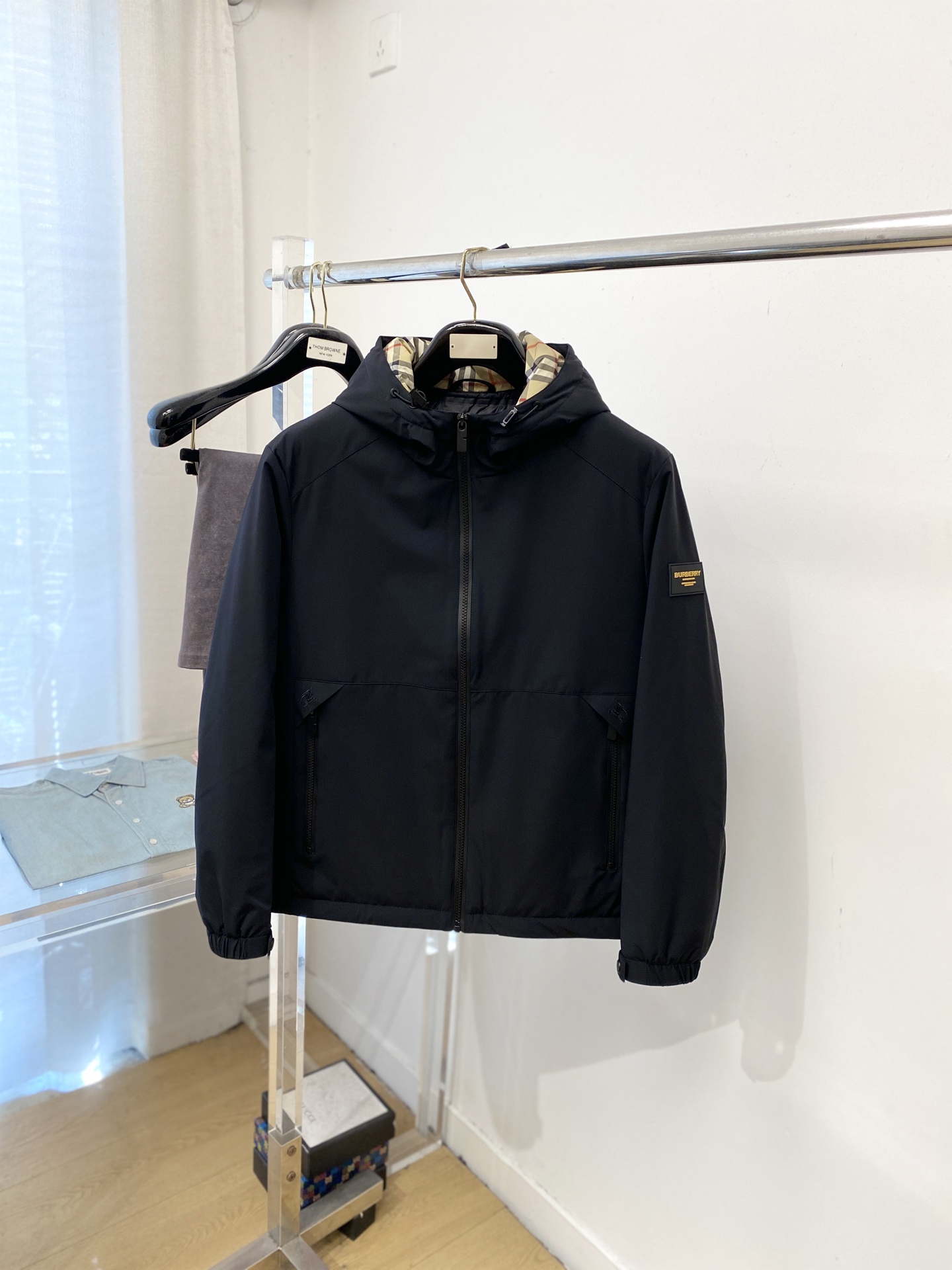 NO:648824,Burberry, the latest 2025 men's lightweight down jacket, the fabric is soft and comfortable.  The upper body shape is awesome.  zipper.  The accessories are all custom-supplied and imported fabrics, which are light and comfortable, warm and stylish, simple and elegant!  Lightweight and warm, the best choice to keep out the cold in autumn and winter. Size M-3XL,,burberry,jackets & coats,down jacket,alexander wang19860909巴宝莉、2025最新款男士轻薄羽绒夹克、面料柔软舒适 ．上身版型超赞 ．拉链．辅料都是客供 、进口面料,轻便舒适,保暖有型、简单大方款式！轻便保暖、秋冬御寒的最佳选择 码数M-3XL,,burberry,jackets & coats,down jacket,alexander wang,Men's clothing