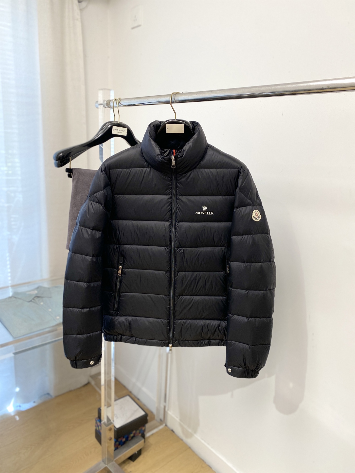 NO:648844,Meng Mouth, the latest 2025 men's lightweight down jacket, the fabric is soft and comfortable.  The upper body shape is awesome.  zipper.  The accessories are all custom-supplied and imported fabrics, which are light and comfortable, warm and stylish, simple and elegant!  Lightweight and warm, the best choice to keep out the cold in autumn and winter. Size M-2XL, Moncler, down jacket, alexander wang19860909蒙口、2025最新款男士轻薄羽绒服、面料柔软舒适 ．上身版型超赞 ．拉链．辅料都是客供 、进口面料,轻便舒适,保暖有型、简单大方款式！轻便保暖、秋冬御寒的最佳选择 码数M-2XL,,Moncler,down jacket,alexander wang,Men's clothing