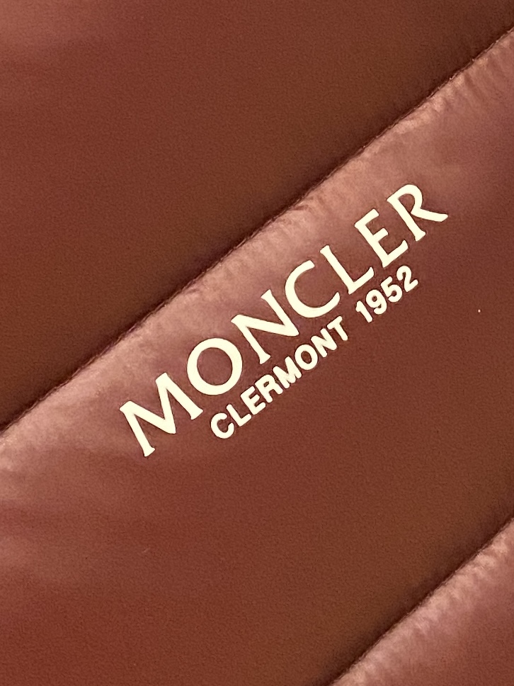 蒙口、2025最新款男士轻薄羽绒服、面料柔软舒适 ．上身版型超赞 ．拉链．辅料都是客供 、进口面料，轻便