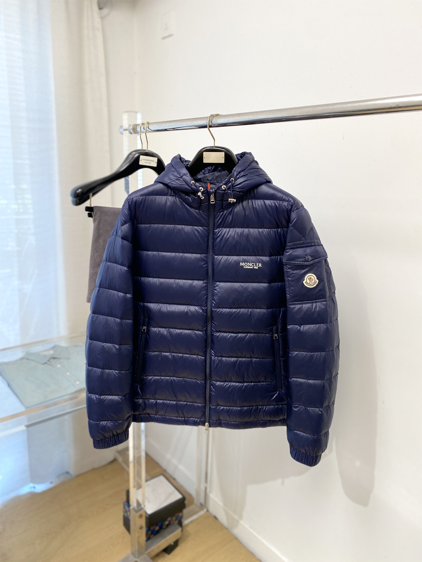 NO:648858,Meng Mouth, the latest 2025 men's lightweight down jacket, the fabric is soft and comfortable.  The upper body shape is awesome.  zipper.  The accessories are all custom-supplied and imported fabrics, which are light and comfortable, warm and stylish, simple and elegant!  Lightweight and warm, the best choice to keep out the cold in autumn and winter. Sizes 1-6, Moncler, down jacket, alexander wang19860909蒙口、2025最新款男士轻薄羽绒服、面料柔软舒适 ．上身版型超赞 ．拉链．辅料都是客供 、进口面料,轻便舒适,保暖有型、简单大方款式！轻便保暖、秋冬御寒的最佳选择 码数1-6码,,Moncler,down jacket,alexander wang,Men's clothing