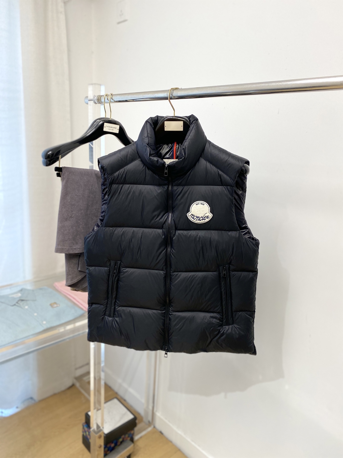 NO:648767,Mouth covering, the latest 2025 men's lightweight down vest, the fabric is soft and comfortable.  The upper body shape is awesome.  zipper.  The accessories are all custom-supplied and imported fabrics, which are light and comfortable, warm and stylish, simple and elegant!  Lightweight and warm, the best choice to keep out the cold in autumn and winter. Size M-3XL, Moncler, down jacket, alexander wang19860909蒙口、2025最新款男士轻薄羽绒马甲、面料柔软舒适 ．上身版型超赞 ．拉链．辅料都是客供 、进口面料,轻便舒适,保暖有型、简单大方款式！轻便保暖、秋冬御寒的最佳选择 码数M-3XL,,Moncler,down jacket,alexander wang,Men's clothing