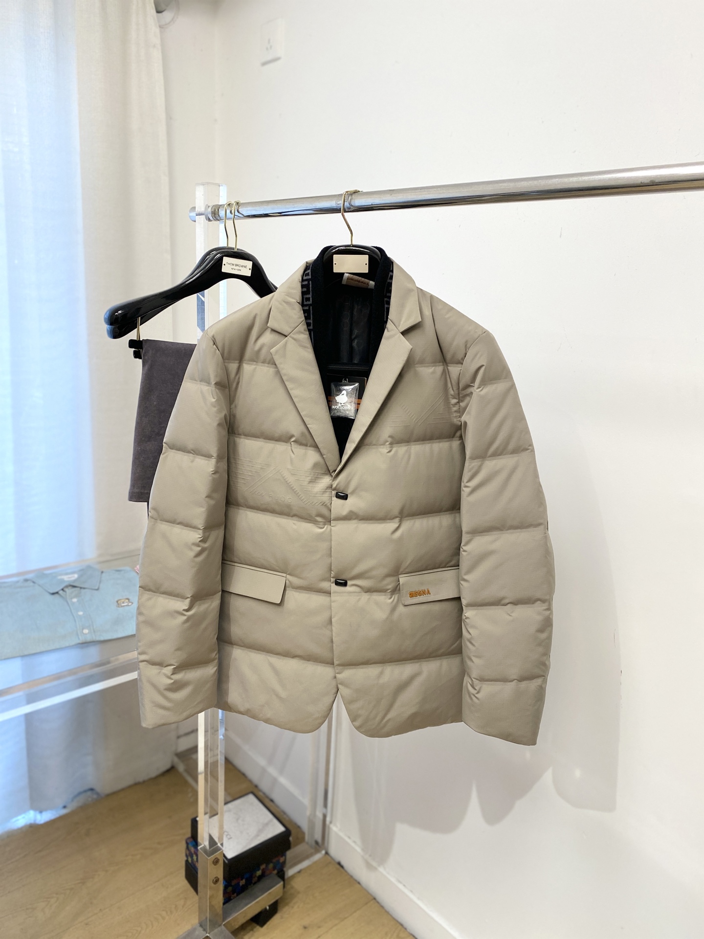 NO:648775,Ermenegildo Zegna, the latest 2025 men's lightweight down jacket, the fabric is soft and comfortable.  The upper body shape is awesome.  zipper.  The accessories are all custom-supplied and imported fabrics, which are light and comfortable, warm and stylish, simple and elegant!  Lightweight and warm, the best choice to keep out the cold in autumn and winter. Size M-3XL,,zegna,down jacket,alexander wang19860909杰尼亚、2025最新款男士轻薄羽绒服、面料柔软舒适 ．上身版型超赞 ．拉链．辅料都是客供 、进口面料,轻便舒适,保暖有型、简单大方款式！轻便保暖、秋冬御寒的最佳选择 码数M-3XL,,zegna,down jacket,alexander wang,Men's clothing