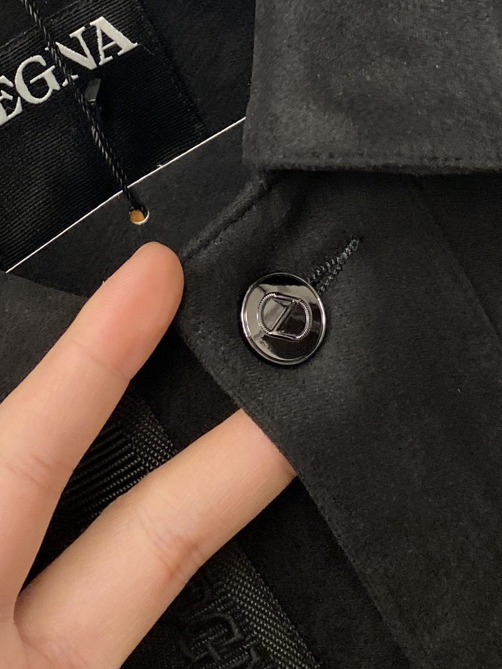 ￼ 杰尼亚、2025最新款男士轻薄羽绒夹克、面料柔软舒适 ．上身版型超赞 ．拉链．辅料都是客供 、进口面