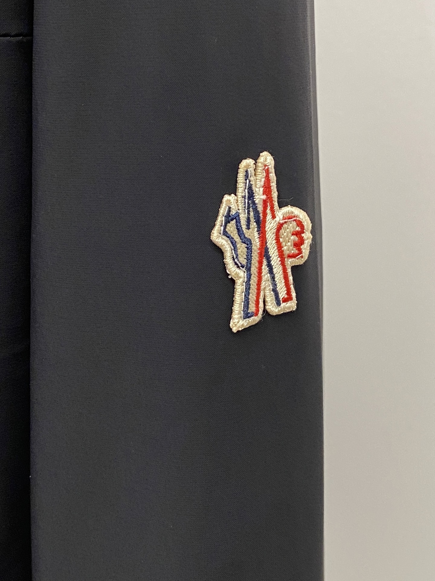 ￼蒙口、2025最新款男士轻薄羽绒夹克、面料柔软舒适 ．上身版型超赞 ．拉链．辅料都是客供 、进口面料，