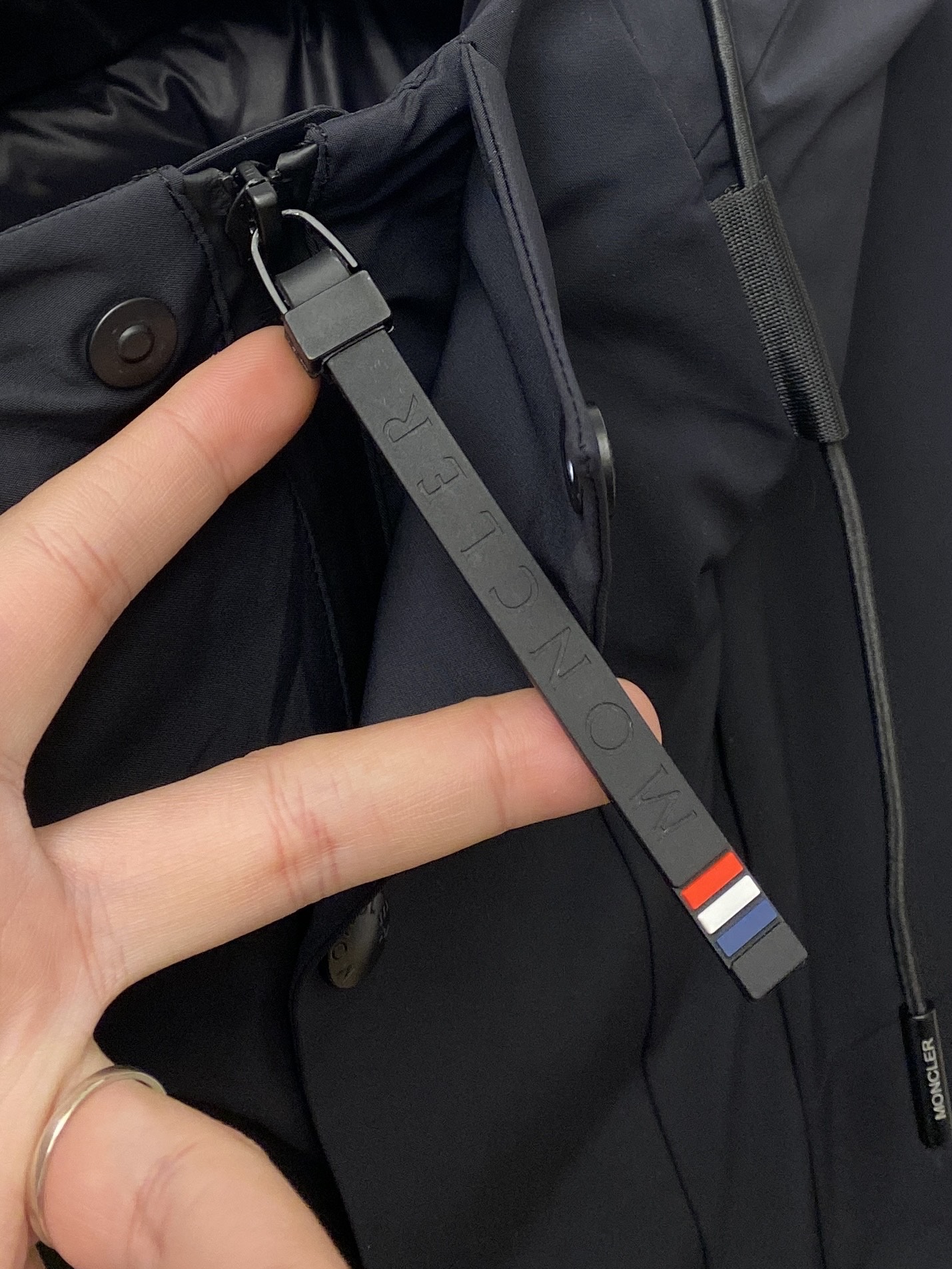 ￼蒙口、2025最新款男士轻薄羽绒夹克、面料柔软舒适 ．上身版型超赞 ．拉链．辅料都是客供 、进口面料，