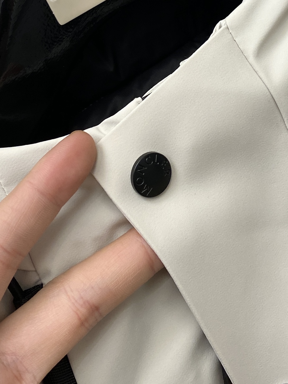 蒙口、2025最新款男士轻薄羽绒夹克、面料柔软舒适 ．上身版型超赞 ．拉链．辅料都是客供 、进口面料，轻