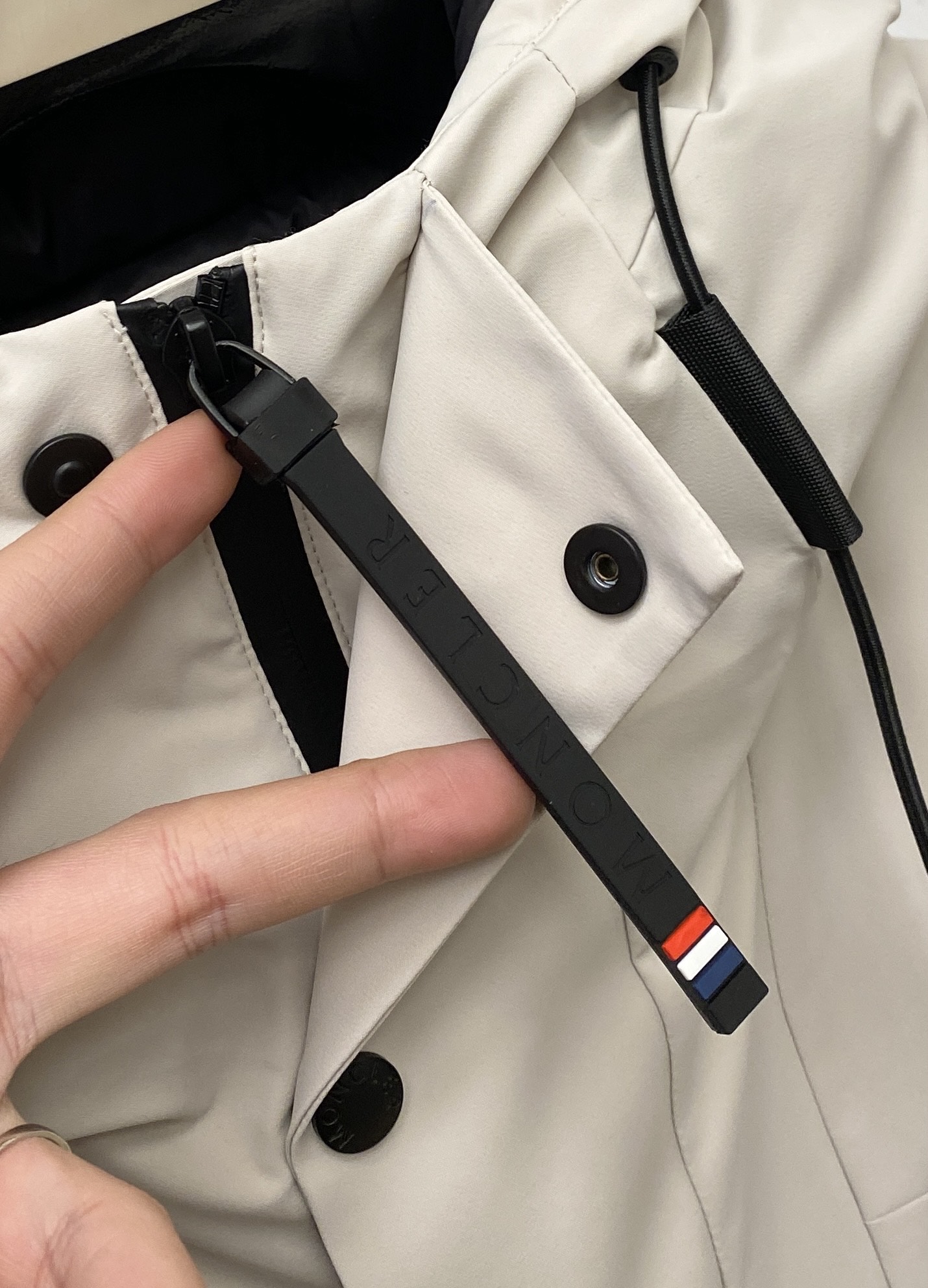 蒙口、2025最新款男士轻薄羽绒夹克、面料柔软舒适 ．上身版型超赞 ．拉链．辅料都是客供 、进口面料，轻