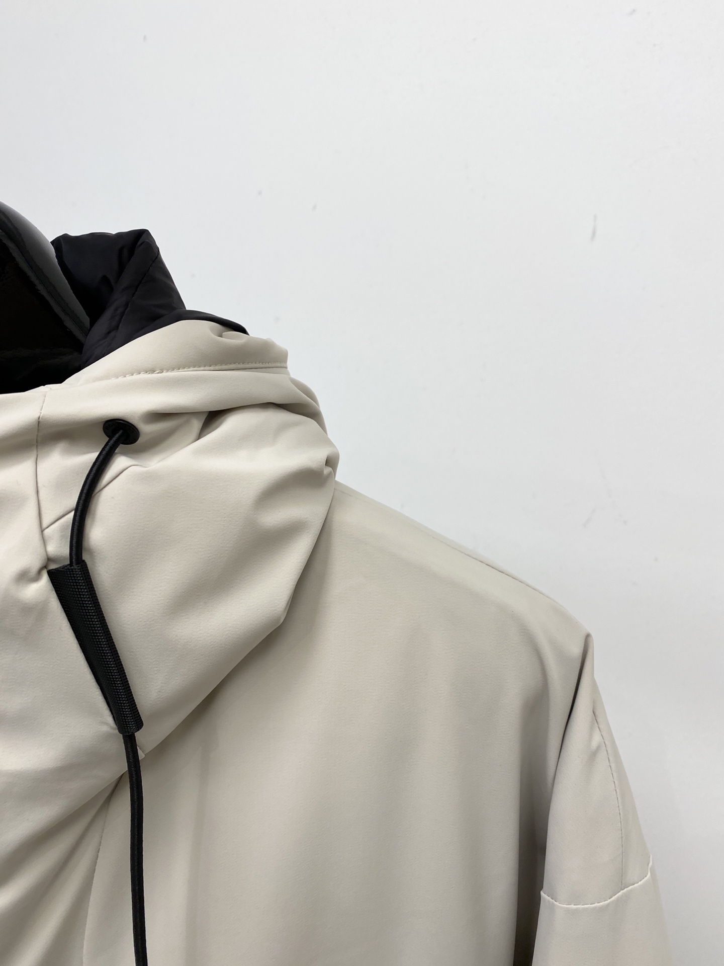 蒙口、2025最新款男士轻薄羽绒夹克、面料柔软舒适 ．上身版型超赞 ．拉链．辅料都是客供 、进口面料，轻