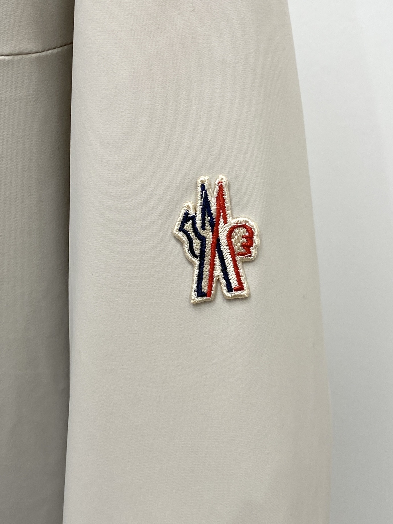 蒙口、2025最新款男士轻薄羽绒夹克、面料柔软舒适 ．上身版型超赞 ．拉链．辅料都是客供 、进口面料，轻