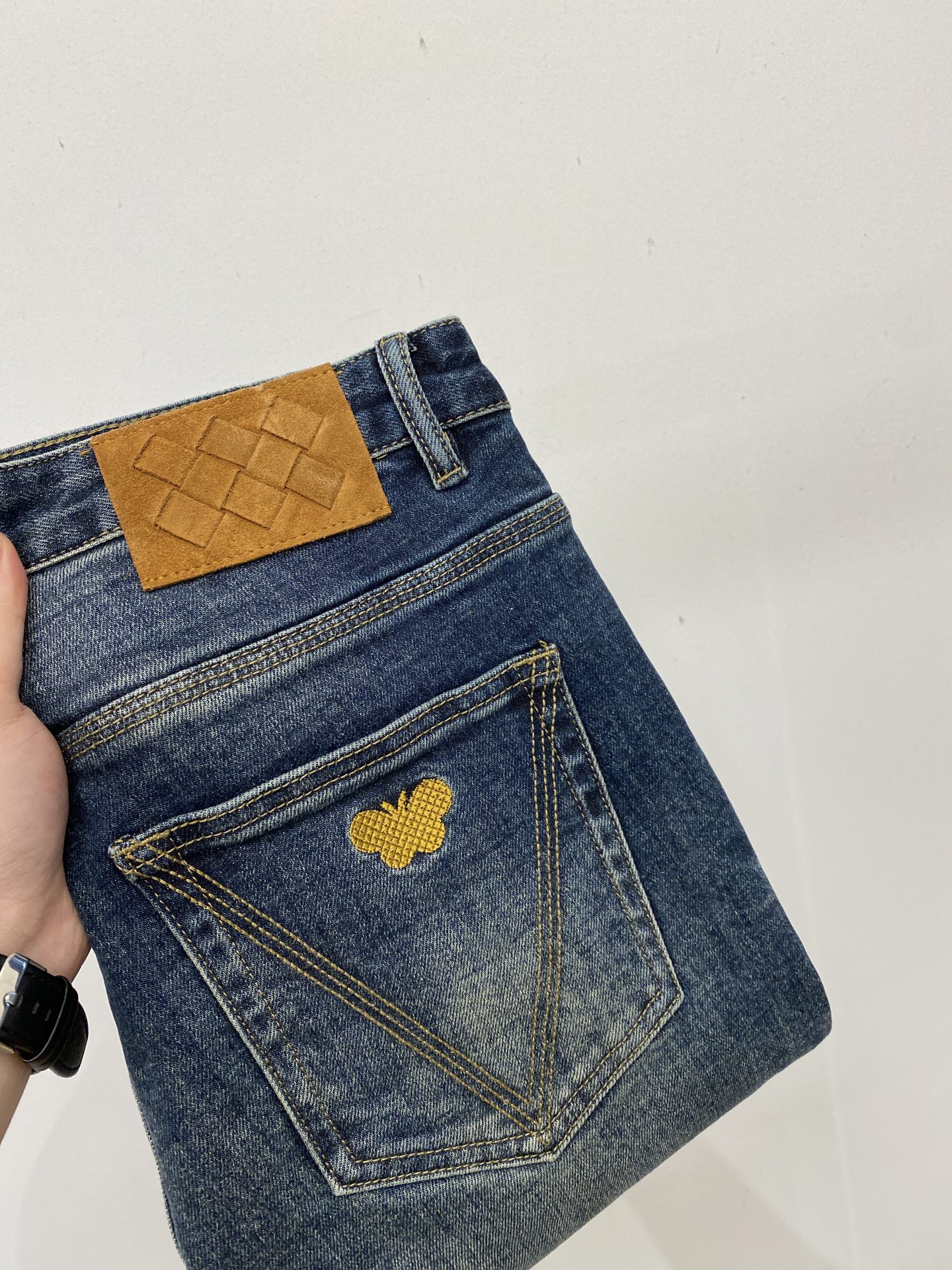 NO:651205,BV, 2025 latest products, available at counters at the same time, original goods, washed casual jeans, imported original washed stretch fabrics, comfortable and elastic, original hardware accessories decorated with logo, super correct version, extremely high grade, counter quality, fashionable upper body, code number 29-38,,bottega veneta,jeans,alexander wang19860909BV、2025最新品,专柜同步有售,原单狠货,水洗休闲牛仔裤,进口原版水洗弹力面料,舒适有弹性,原版五金辅料装饰logo,版型超正,档次极高,专柜品质,上身时尚有型,码数29-38,,bottega veneta,jeans,alexander wang,Men's clothing