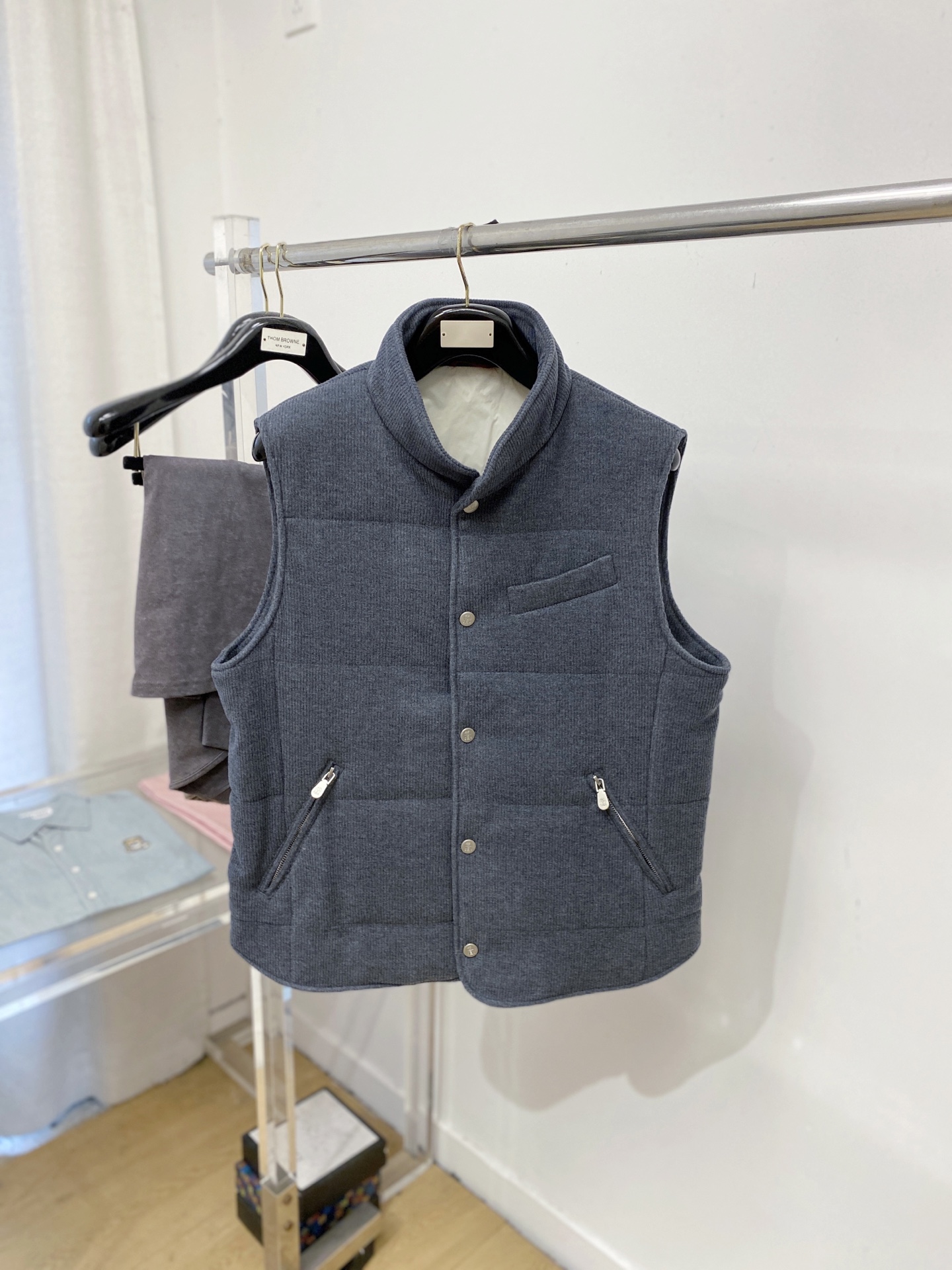 NO:660837,Brunello Cucinelli, 2025 new vest jacket, fashionable and handsome, simple and versatile, original hardware logo, customized original fabric, not only crisp and trendy silhouette, but also comfortable to wear, more delicate yarn weaving, size M-3XL,, brunello cucinelli, jackets & coats,  19860909Brunello Cucinelli、2025新品马甲外套,时尚帅气,简约百搭款,原版五金辅料logo,定制原版面料,不仅挺括,保持潮流的廓形,又穿着舒适,纱织更细腻,码数M-3XL,,brunello cucinelli,jackets & coats, ,Men's clothing