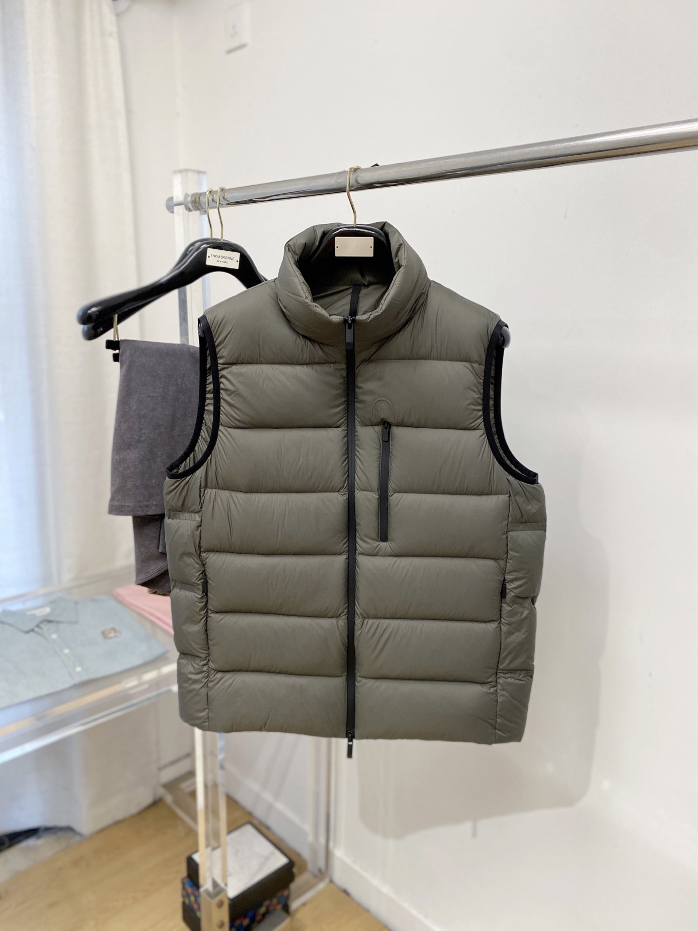 NO:660881,Moncler, 2025 new vest jacket, fashionable and handsome, simple and versatile, original hardware logo, customized original fabric, not only crisp and trendy silhouette, but also comfortable to wear, more delicate yarn weaving, size M-3XL, buy now,,Moncler,jackets & coats, 19860909蒙口、2025新品马甲外套,时尚帅气,简约百搭款,原版五金辅料logo,定制原版面料,不仅挺括,保持潮流的廓形,又穿着舒适,纱织更细腻,码数M-3XL 立即抢购,,Moncler,jackets & coats, ,Men's clothing