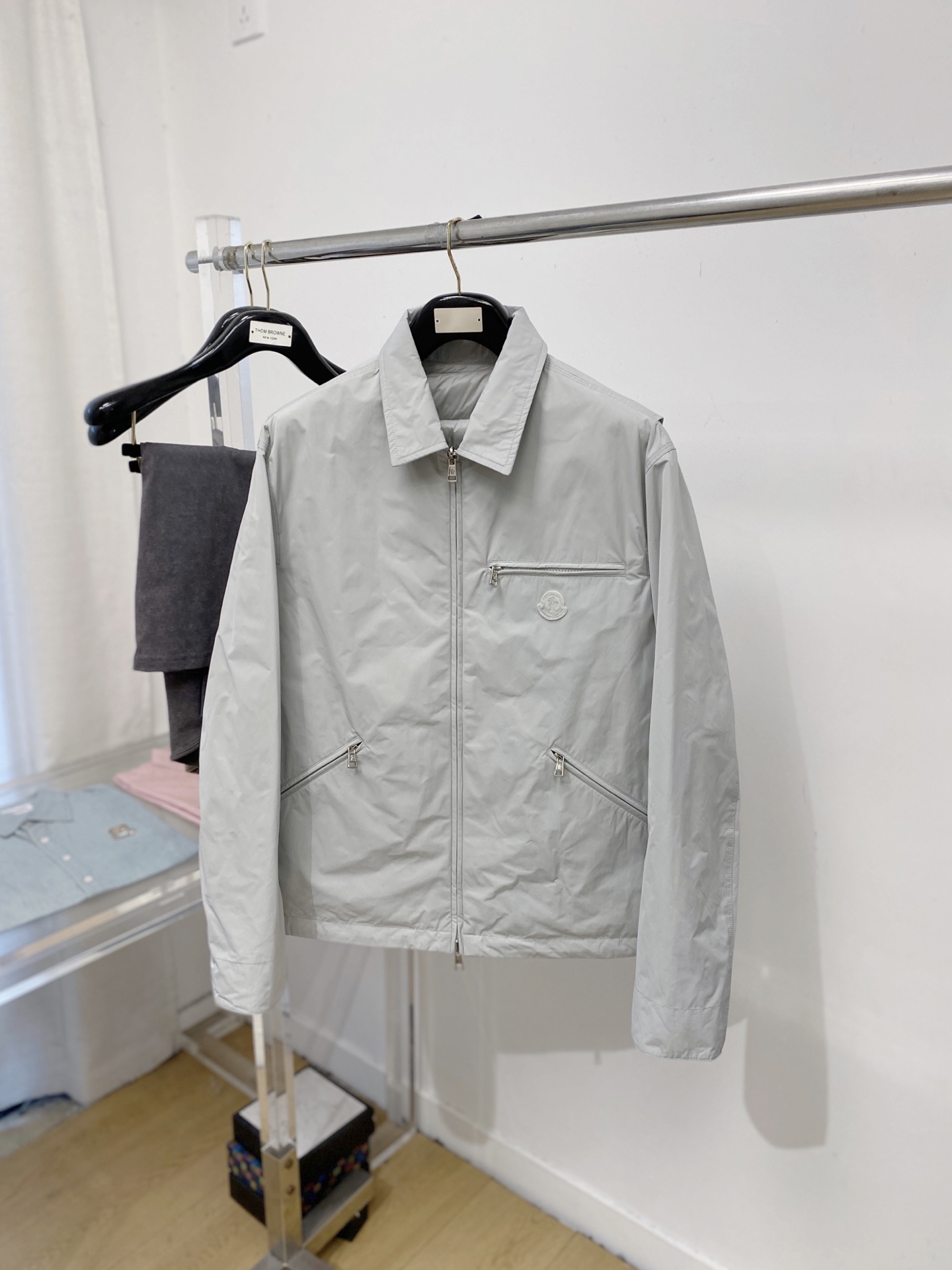 NO:660871,Covered mouth, the latest 2025 double-sided men's lightweight down jacket, the fabric is soft and comfortable.  The upper body shape is awesome.  zipper.  The accessories are all custom-supplied and imported fabrics, which are light and comfortable, warm and stylish, simple and elegant!  Lightweight and warm, the best choice to keep out the cold in autumn and winter. Size M-3XL. Buy now,,Moncler,down jacket, 19860909蒙口、2025最新款双面男士轻薄羽绒服、面料柔软舒适 ．上身版型超赞 ．拉链．辅料都是客供 、进口面料,轻便舒适,保暖有型、简单大方款式！轻便保暖、秋冬御寒的最佳选择 码数M-3XL  立即抢购,,Moncler,down jacket, ,Men's clothing