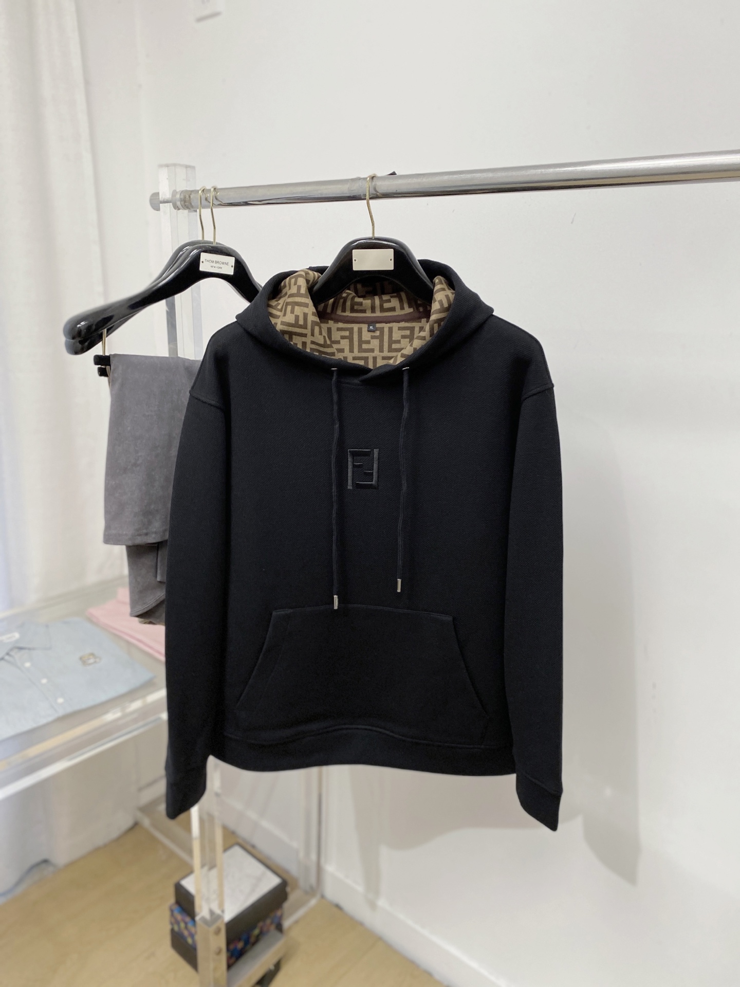 NO:660850,Fendi, 2025 new sweatshirt jacket, fashionable and handsome, simple and versatile, exquisite embroidered logo on the chest, customized original fabric, not only crisp and trendy silhouette, but also comfortable to wear, more delicate yarn weaving, size M-3XL,,fendi,hoodie,sweatshirts,jackets & coats, 19860909芬迪、2025新品卫衣外套,时尚帅气,简约百搭款,胸前精致刺绣图案logo,定制原版面料,不仅挺括,保持潮流的廓形,又穿着舒适,纱织更细腻,码数M-3XL,,fendi,hoodie,sweatshirts,jackets & coats, ,Men's clothing