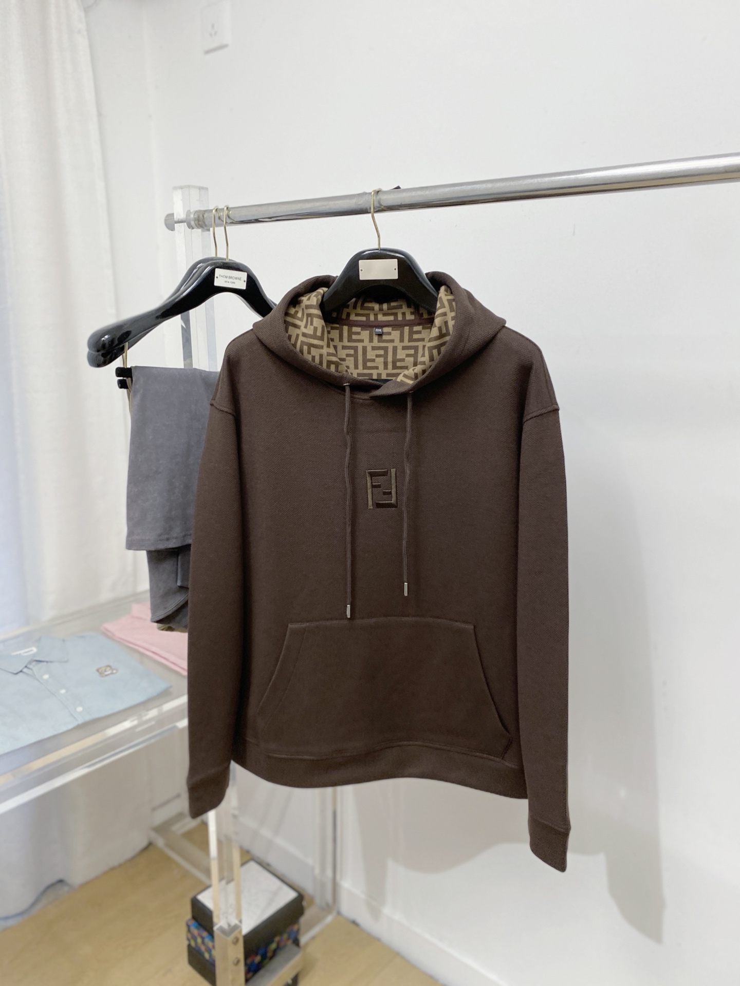 NO:660846,Fendi, 2025 new sweatshirt jacket, fashionable and handsome, simple and versatile, exquisite embroidered logo on the chest, customized original fabric, not only stiff and keeping the trendy silhouette, but also comfortable to wear, the yarn is more delicate, size M-3XL, buy now,,fendi,hoodie,sweatshirts,jackets & coats, 19860909芬迪、2025新品卫衣外套,时尚帅气,简约百搭款,胸前精致刺绣图案logo,定制原版面料,不仅挺括,保持潮流的廓形,又穿着舒适,纱织更细腻,码数M-3XL 立即抢购,,fendi,hoodie,sweatshirts,jackets & coats, ,Men's clothing