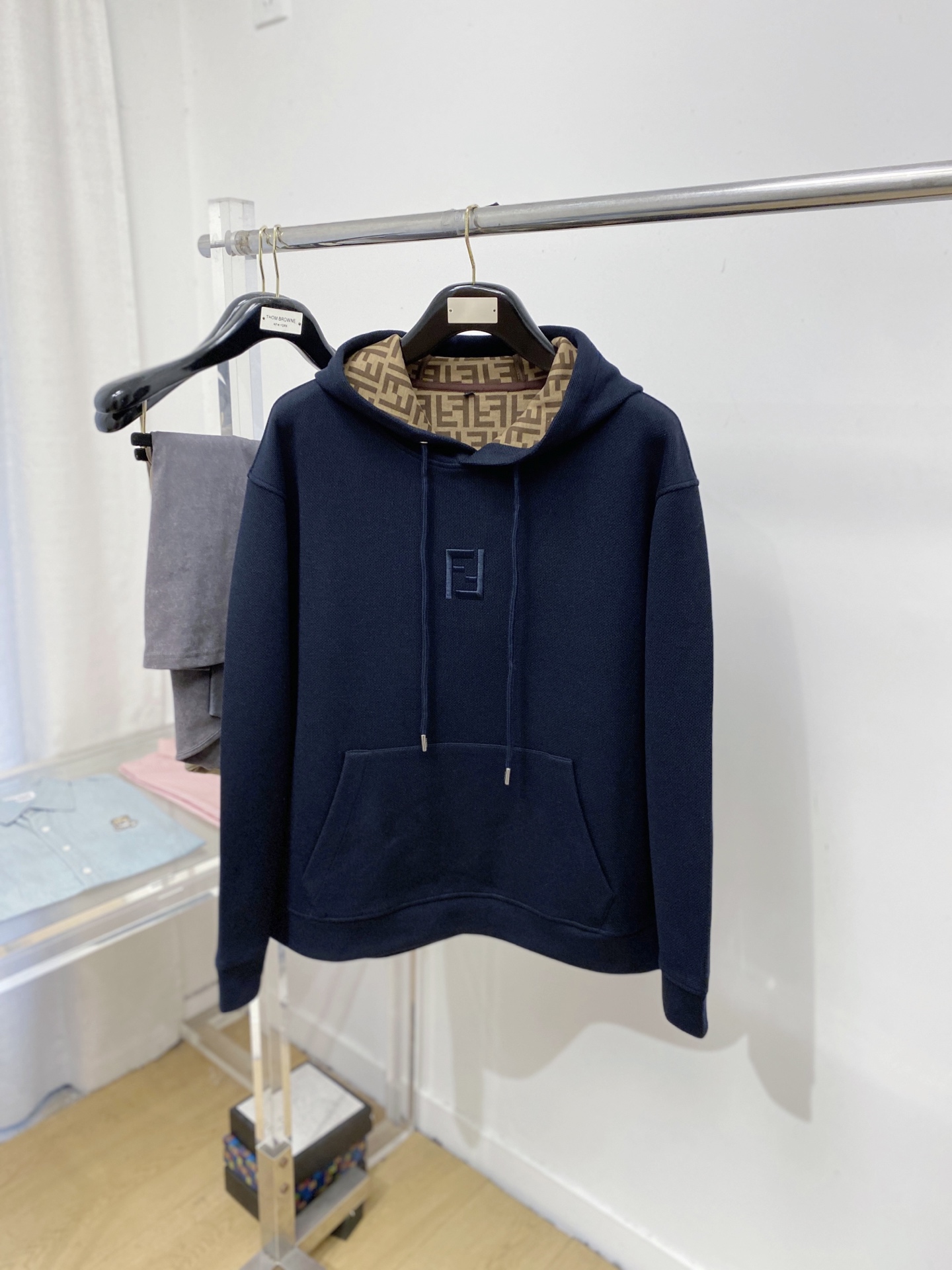 NO:660842,Fendi, 2025 new sweatshirt jacket, fashionable and handsome, simple and versatile, exquisite embroidered logo on the chest, customized original fabric, not only crisp and trendy silhouette, but also comfortable to wear, more delicate yarn weaving, size M-3XL,,fendi,hoodie,sweatshirts,jackets & coats, 19860909芬迪、2025新品卫衣外套,时尚帅气,简约百搭款,胸前精致刺绣图案logo,定制原版面料,不仅挺括,保持潮流的廓形,又穿着舒适,纱织更细腻,码数M-3XL,,fendi,hoodie,sweatshirts,jackets & coats, ,Men's clothing