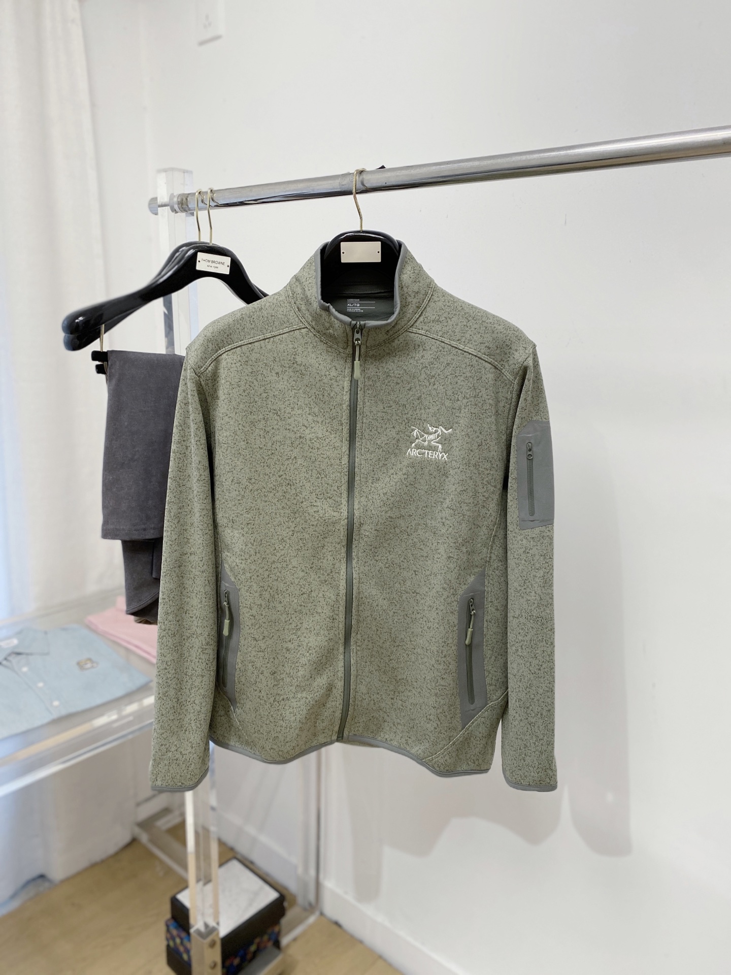 NO:654066,Arc'teryx, 2025 new sweatshirt jacket, fashionable and handsome, simple and versatile, with embossed rubber letters logo on the chest, customized original fabric, not only stiff and maintain the trendy silhouette, but also comfortable to wear, the yarn is more delicate, size M-3XL, buy now, arc'teryx, hoodie, sweatshirts, jackets & coats, alexander wang19860909始祖鸟、2025新品卫衣外套,时尚帅气,简约百搭款,胸前设计凹凸印胶字母logo,定制原版面料,不仅挺括,保持潮流的廓形,又穿着舒适,纱织更细腻,码数M-3XL 立即抢购,arc'teryx,hoodie,sweatshirts,jackets & coats,alexander wang,Men's clothing