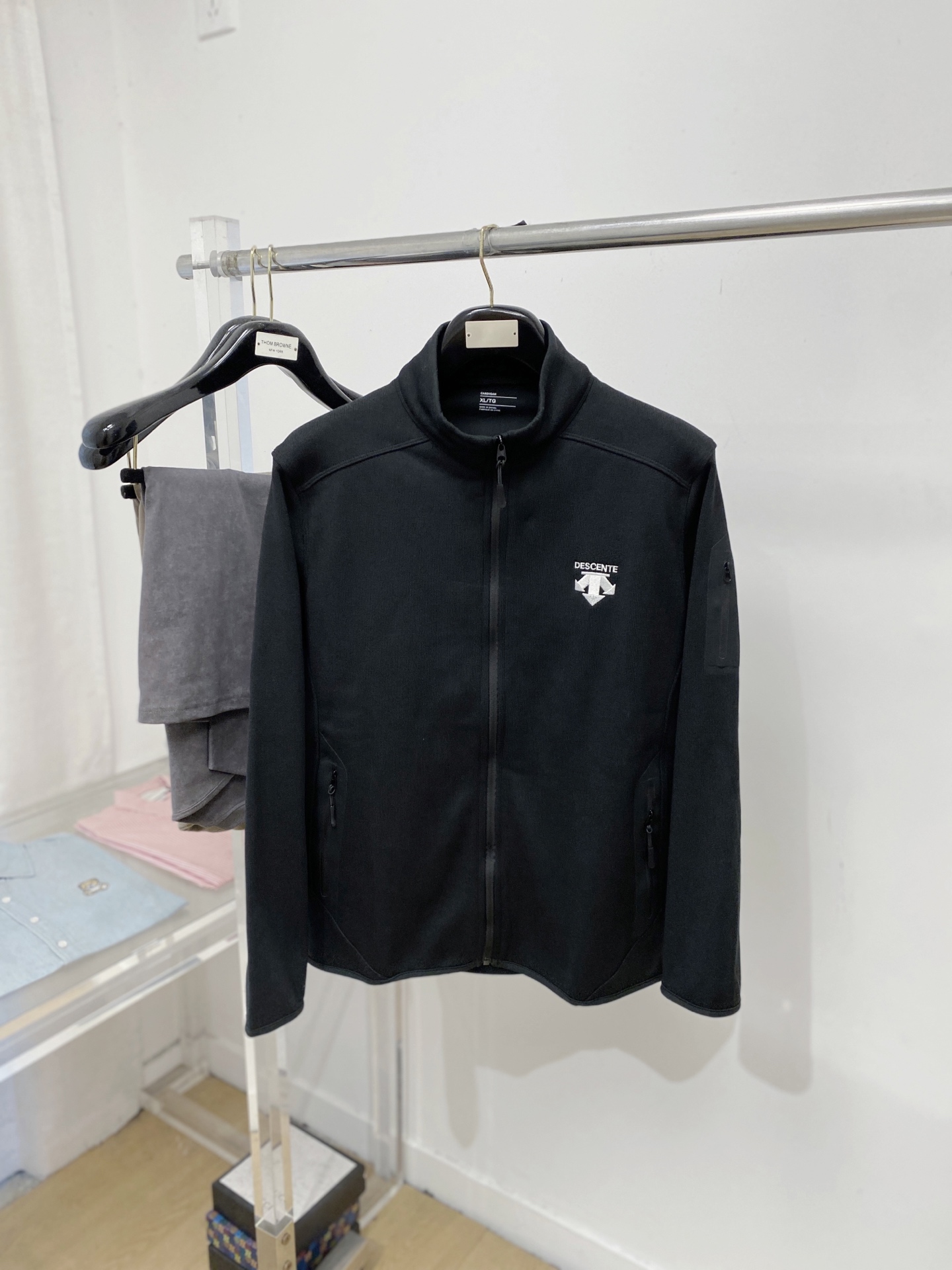 NO:654058,DESCENTE, 2025 new sweatshirt jacket, handsome and fashionable, with exquisite embroidered logo on the chest, simple and versatile. The fabric cotton is not only crisp and maintains the trendy silhouette, but also comfortable to wear, and the yarn is more delicate. Size M-3XL. Buy now, hoodie, sweatshirts, jackets & coats, alexander wang19860909DESCENTE迪桑特、2025新品卫衣外套,帅气时尚,胸前精致刺绣图案logo,简约百搭款.面料棉 不仅挺括,保持潮流的廓形,又穿着舒适,纱织更细腻,码数M-3XL 立即抢购,,hoodie,sweatshirts,jackets & coats,alexander wang,Men's clothing