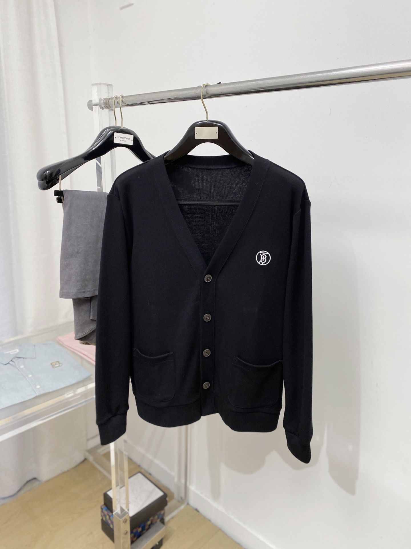 NO:654050,Burberry, 2025 new cardigan sweater has a delicate and soft feel, which can be directly in contact with the skin, allowing the warm yarn to change into a delicate texture. The top-notch craftsmanship is very distinctive and colorful, and the style is simple, elegant and exquisite. The three-dimensional tailoring design makes the entire sweater upper body full of youthful vitality and vitality. It is recommended to be a must-have for autumn and winter. Sizes M-3XL Buy now, burberry, sweaters, alexander wang19860909巴宝莉、2025新品开衫毛衣 具有手感细腻柔软,可直接与肌肤接触,让暖心的纱线变化出细腻的质感,顶级工艺极具特色出彩,款式简约大方精美 立体剪裁的版型设计,让整款毛衣上身尽显青春活力和朝气,推荐款秋冬季穿搭必备.尺码M-3XL 立即抢购,,burberry,sweaters,alexander wang,Men's clothing