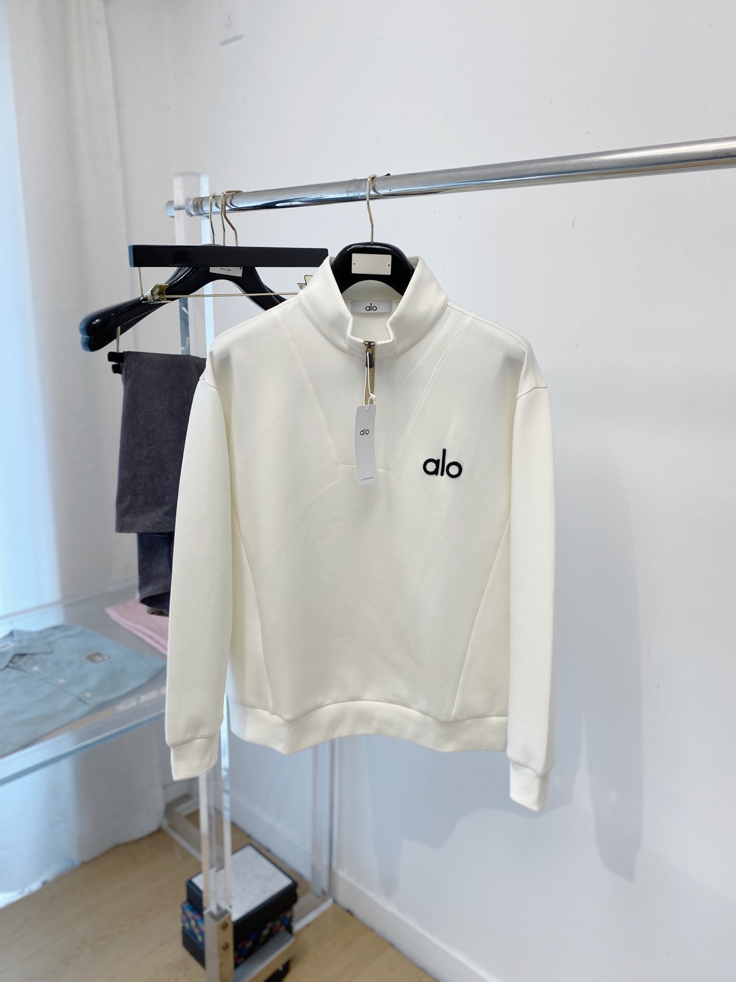 NO:660807,alo, 2025 new sweatshirt, handsome and fashionable, top-notch printed logo on the chest, simple and versatile. The fabric cotton is not only crisp and maintains the trendy silhouette, but also comfortable to wear, and the yarn is more delicate. Size M-2XL,, hoodie, sweatshirts,  19860909alo、2025新品卫衣,帅气时尚,胸前顶级印胶图案logo,简约百搭款.面料棉 不仅挺括,保持潮流的廓形,又穿着舒适,纱织更细腻,码数M-2XL,,hoodie,sweatshirts, ,Men's clothing