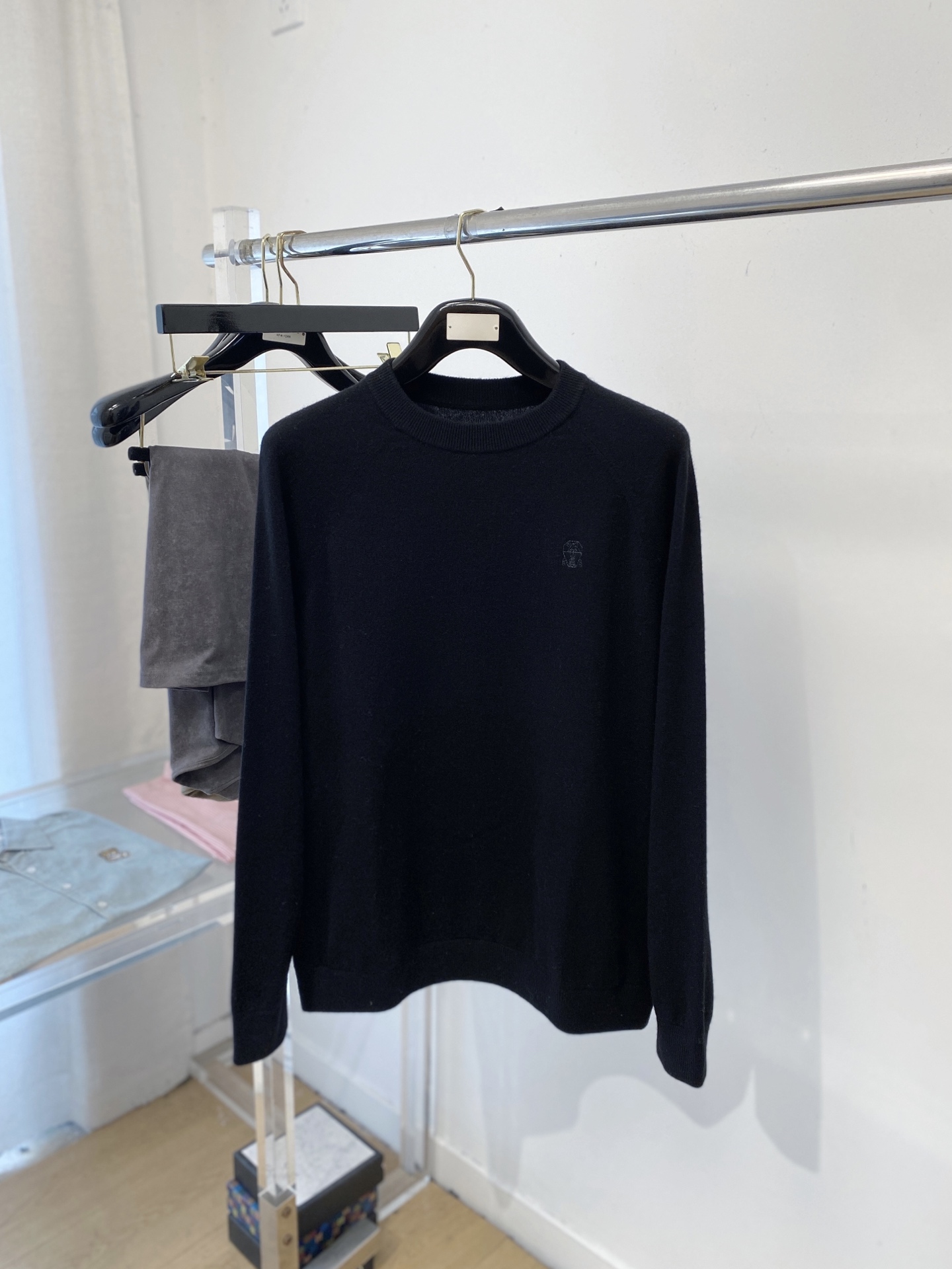 NO:660803,Brunello Cucinelli, 2025 new woolen sweater has a delicate and soft feel that can directly contact the skin, allowing the warm yarn to change into a delicate texture. The top-notch craftsmanship is very distinctive and colorful, and the style is simple, elegant and exquisite. The three-dimensional tailoring design makes the entire sweater full of youthful vitality and vitality. It is recommended to be a must-have for autumn and winter. Sizes M-2XL Buy now, brunello cucinelli, sweaters,  19860909Brunello Cucinelli、2025新品羊毛衣 具有手感细腻柔软,可直接与肌肤接触,让暖心的纱线变化出细腻的质感,顶级工艺极具特色出彩,款式简约大方精美 立体剪裁的版型设计,让整款毛衣上身尽显青春活力和朝气,推荐款秋冬季穿搭必备.尺码M-2XL 立即抢购,,brunello cucinelli,sweaters, ,Men's clothing