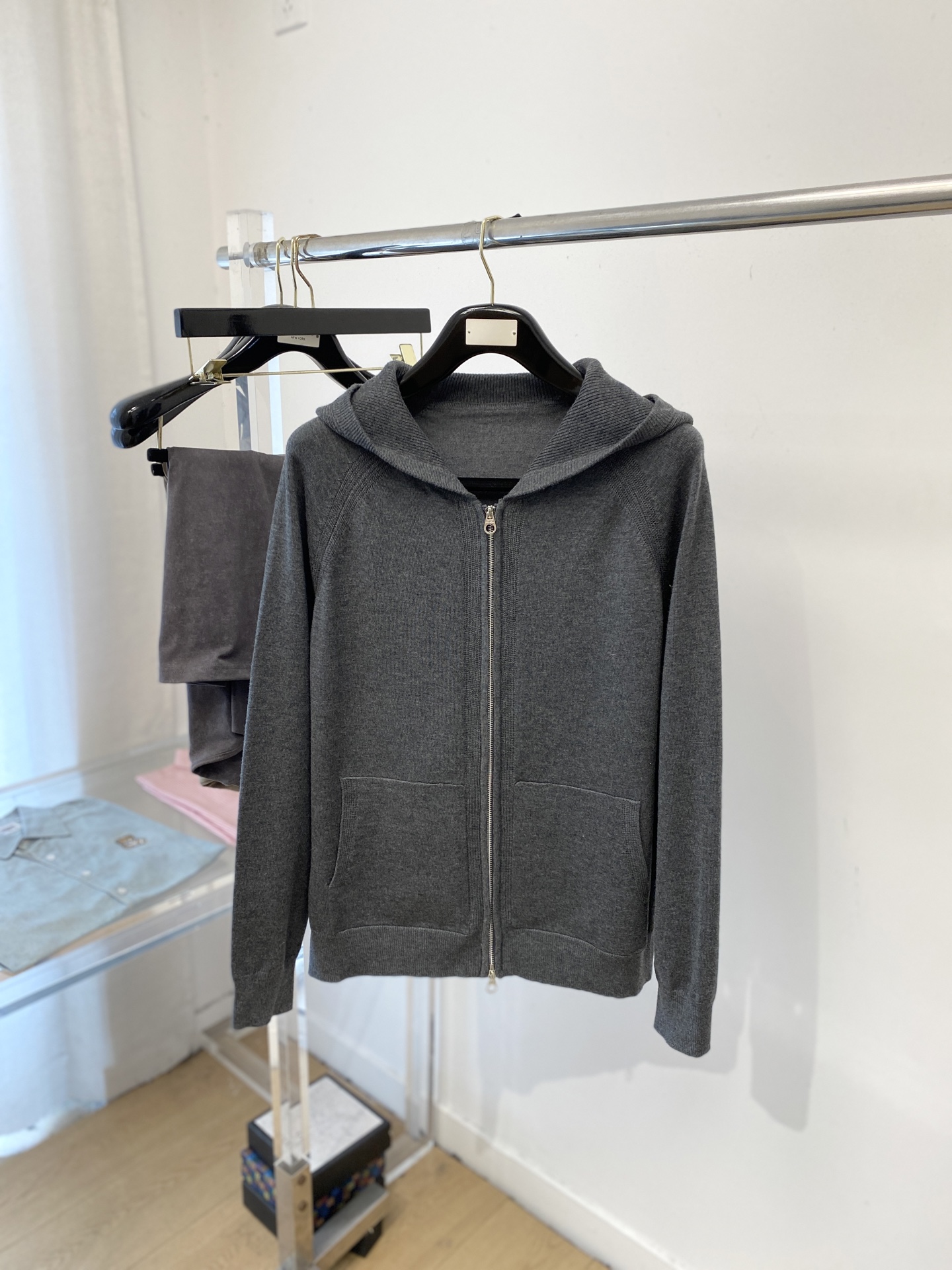 NO:660791,LP, 2025 new wool sweater has a delicate and soft feel, which can be directly in contact with the skin, allowing the warm yarn to change into a delicate texture. The top-notch craftsmanship is very distinctive and colorful, and the style is simple, elegant and exquisite. The three-dimensional tailoring design makes the entire sweater upper body full of youthful vitality and vitality. It is recommended to be a must-have for autumn and winter. Sizes M-2XL, loro piana, sweaters,  19860909LP、2025新品羊毛衣 具有手感细腻柔软,可直接与肌肤接触,让暖心的纱线变化出细腻的质感,顶级工艺极具特色出彩,款式简约大方精美 立体剪裁的版型设计,让整款毛衣上身尽显青春活力和朝气,推荐款秋冬季穿搭必备.尺码M-2XL,,loro piana,sweaters, ,Men's clothing