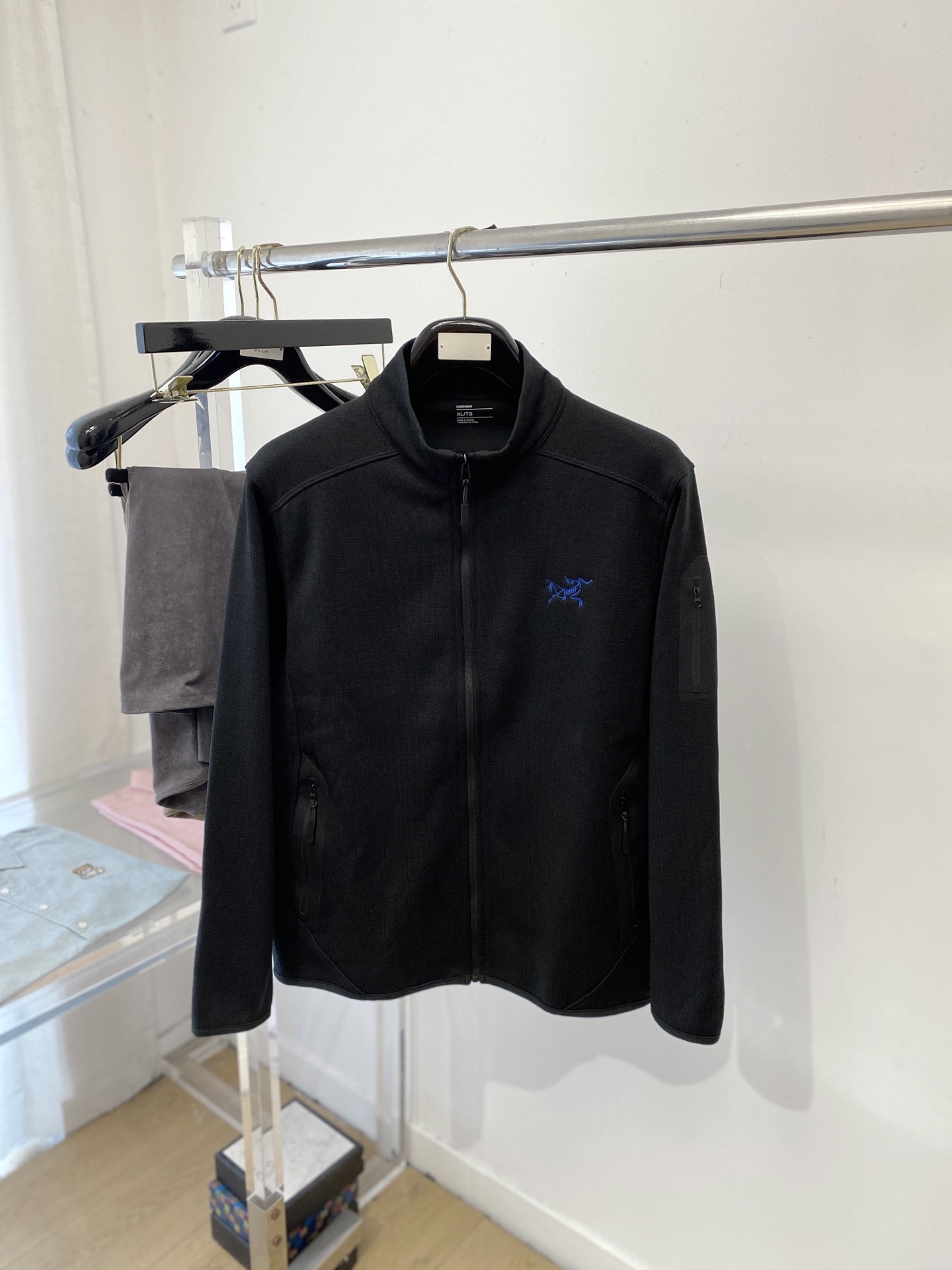 NO:660832,Arc'teryx, 2025 new sweatshirt, handsome and fashionable, top-notch printed logo on the chest, simple and versatile. The fabric cotton is not only crisp and maintains the trendy silhouette, but also comfortable to wear, and the yarn is more delicate. Size M-3XL, arc'teryx, hoodie, sweatshirts,  19860909始祖鸟、2025新品卫衣,帅气时尚,胸前顶级印胶图案logo,简约百搭款.面料棉 不仅挺括,保持潮流的廓形,又穿着舒适,纱织更细腻,码数M-3XL,arc'teryx,hoodie,sweatshirts, ,Men's clothing