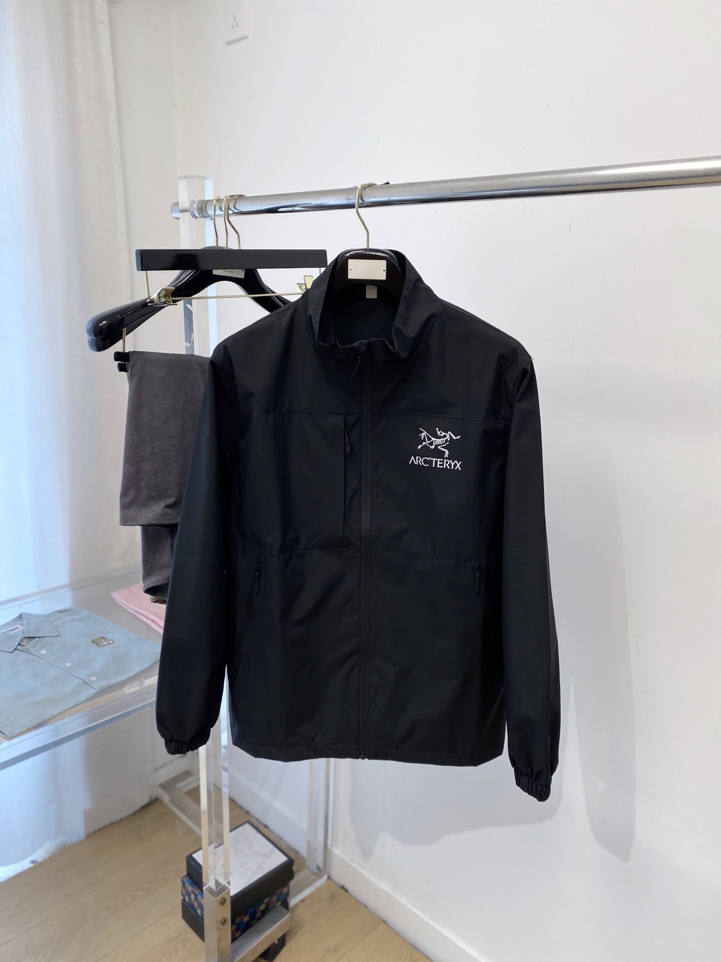 NO:660828,Arc'teryx, 2025 new jacket, fashionable and handsome, simple and versatile, cuffs embroidered with decorative pattern logo, customized original fabric, not only stiff and maintain the trendy silhouette, but also comfortable to wear, more delicate yarn weaving, size M-3XL, arc'teryx, jackets & coats, jackets & coats,  19860909始祖鸟、2025新品夹克外套,时尚帅气,简约百搭款,袖口刺绣装饰图案logo,定制原版面料,不仅挺括,保持潮流的廓形,又穿着舒适,纱织更细腻,码数M-3XL,arc'teryx,jackets & coats,jackets & coats, ,Men's clothing