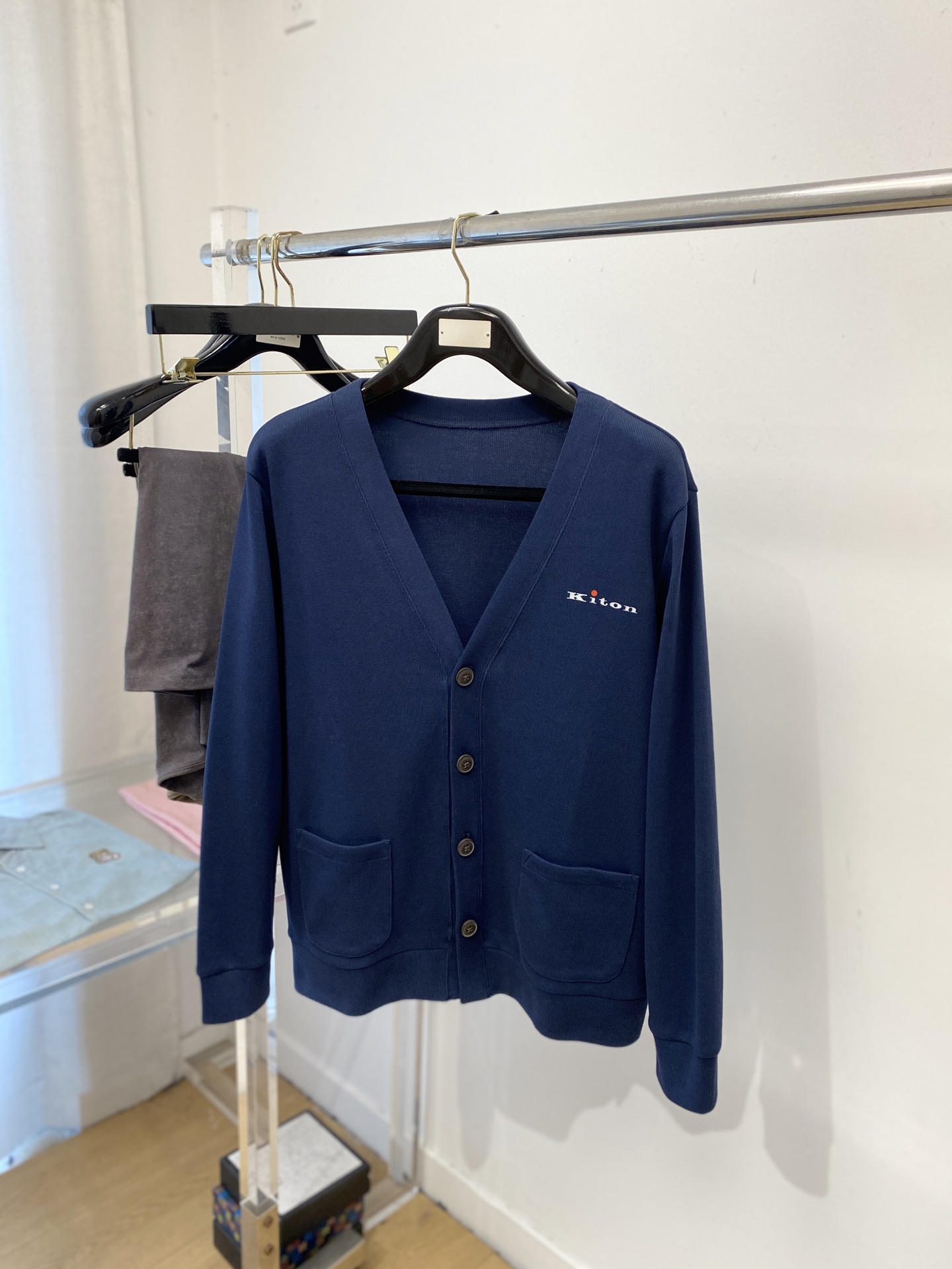 NO:660823,Kiton, 2025 new woolen sweater has a delicate and soft feel, which can be directly in contact with the skin, allowing the warm yarn to change into a delicate texture. The top-notch craftsmanship is very distinctive and brilliant, and the style is simple, elegant and exquisite. The three-dimensional tailoring design makes the entire sweater upper body full of youthful vitality and vitality. It is recommended to be a must-have for autumn and winter. Sizes M-3XL Buy now, sweaters,  19860909Kiton、2025新品羊毛衣 具有手感细腻柔软,可直接与肌肤接触,让暖心的纱线变化出细腻的质感,顶级工艺极具特色出彩,款式简约大方精美 立体剪裁的版型设计,让整款毛衣上身尽显青春活力和朝气,推荐款秋冬季穿搭必备.尺码M-3XL 立即抢购,,sweaters, ,Men's clothing