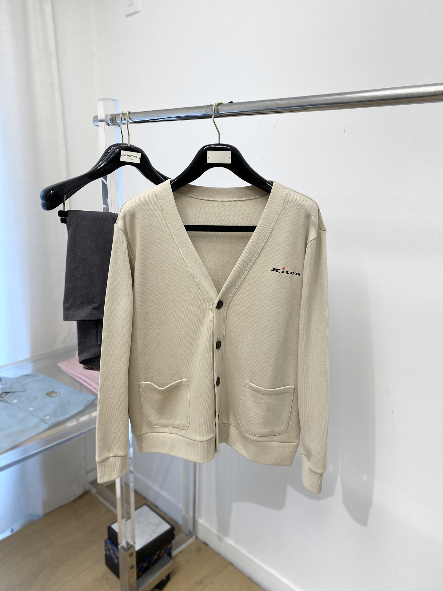 NO:660820,Kiton, 2025 new woolen sweater has a delicate and soft feel, which can be directly in contact with the skin, allowing the warm yarn to change into a delicate texture. The top-notch craftsmanship is very distinctive and brilliant, and the style is simple, elegant and exquisite. The three-dimensional tailoring design makes the entire sweater upper body full of youthful vitality and vitality. It is recommended to be a must-have for autumn and winter. Sizes M-3XL, sweaters,  19860909Kiton、2025新品羊毛衣 具有手感细腻柔软,可直接与肌肤接触,让暖心的纱线变化出细腻的质感,顶级工艺极具特色出彩,款式简约大方精美 立体剪裁的版型设计,让整款毛衣上身尽显青春活力和朝气,推荐款秋冬季穿搭必备.尺码M-3XL,,sweaters, ,Men's clothing