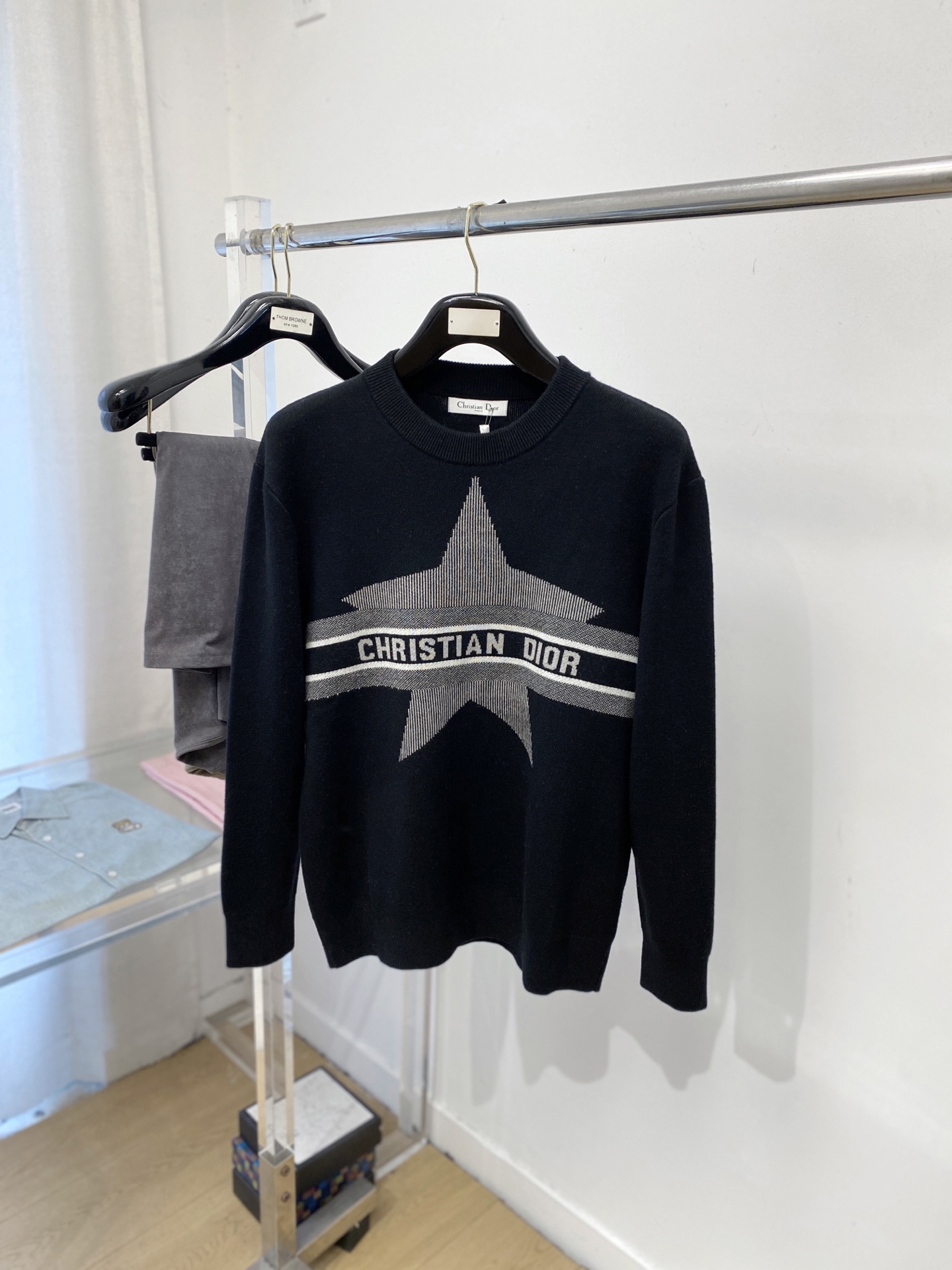 NO:660802,Dior, 2025 new wool sweater has a delicate and soft feel, which can be directly in contact with the skin, allowing the warm yarn to change into a delicate texture. The top-notch craftsmanship is very distinctive and colorful, and the style is simple, elegant and exquisite. The three-dimensional tailoring design makes the entire sweater upper body full of youthful vitality and vitality. It is recommended to be a must-have for autumn and winter. Sizes M-2XL, dior, sweaters,  19860909迪奥、2025新品羊毛衣 具有手感细腻柔软,可直接与肌肤接触,让暖心的纱线变化出细腻的质感,顶级工艺极具特色出彩,款式简约大方精美 立体剪裁的版型设计,让整款毛衣上身尽显青春活力和朝气,推荐款秋冬季穿搭必备.尺码M-2XL,,dior,sweaters, ,Men's clothing