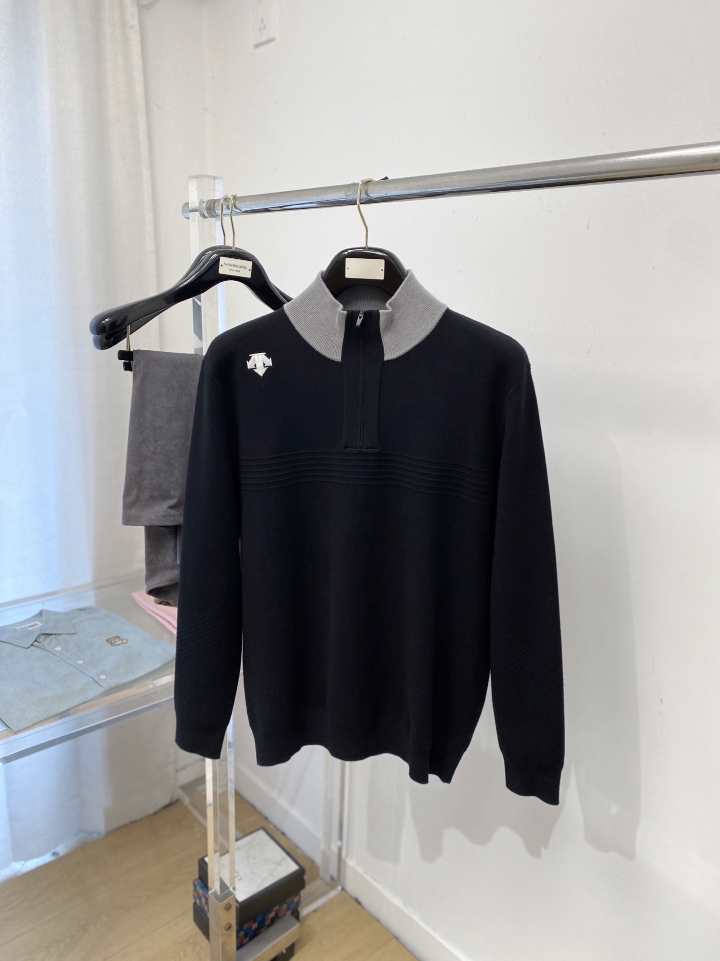 NO:660819,DESCENTE, 2025 new woolen sweater, has a delicate and soft feel, which can be directly in contact with the skin, allowing the warm yarn to change into a delicate texture. The top-notch craftsmanship is very distinctive, and the style is simple, elegant and exquisite. The three-dimensional tailoring design makes the entire sweater full of youthful vitality and vitality. It is recommended as a must-have for autumn and winter. Sizes M-2XL Buy now, sweaters,  19860909DESCENTE迪桑特、2025新品羊毛衣 具有手感细腻柔软,可直接与肌肤接触,让暖心的纱线变化出细腻的质感,顶级工艺极具特色出彩,款式简约大方精美 立体剪裁的版型设计,让整款毛衣上身尽显青春活力和朝气,推荐款秋冬季穿搭必备.尺码M-2XL 立即抢购,,sweaters, ,Men's clothing