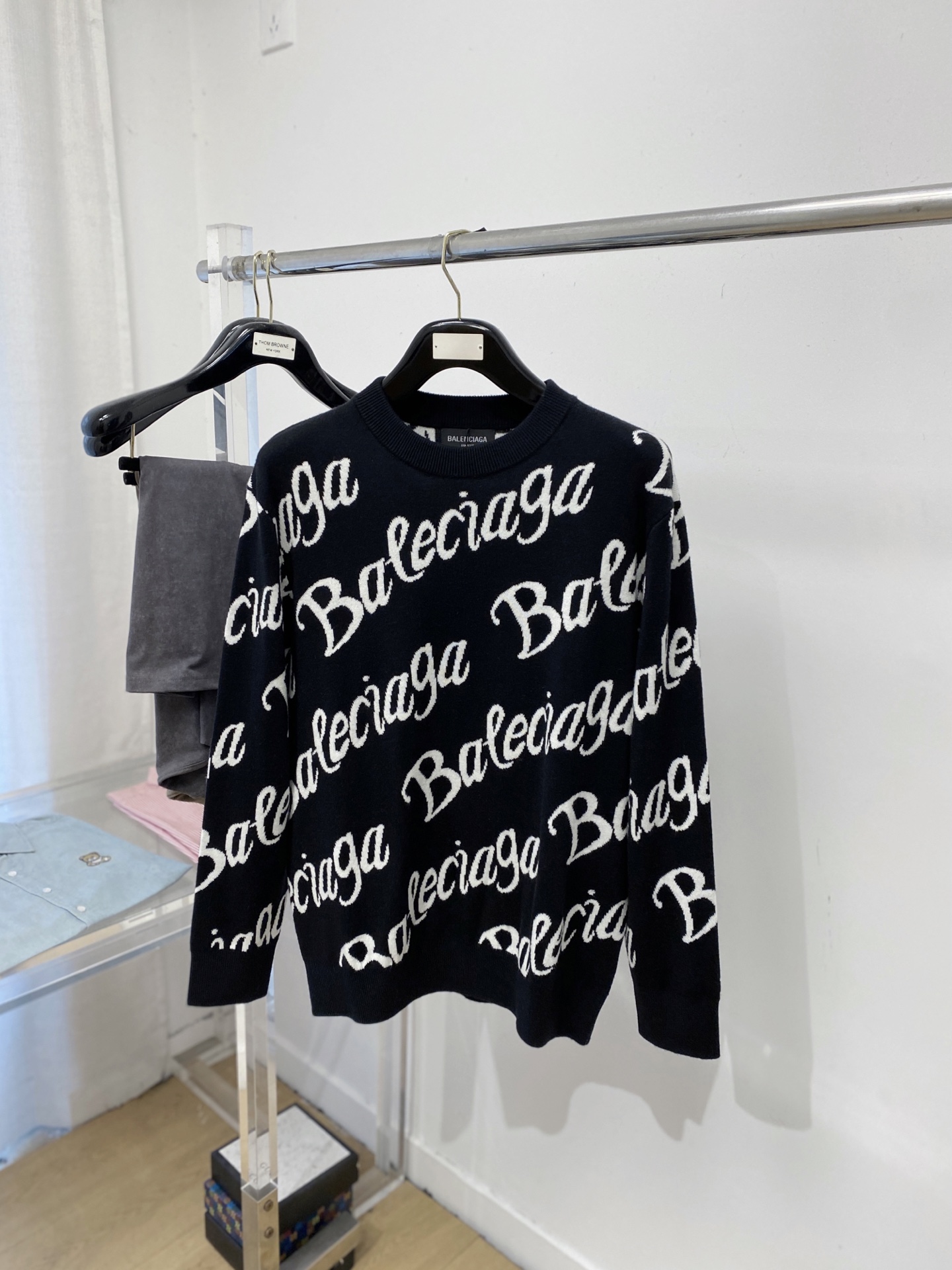 NO:660811,Balenciaga, 2025 new woolen sweater has a delicate and soft feel that can be directly contacted with the skin, allowing the warm yarn to change into a delicate texture. The top-notch craftsmanship is very distinctive and colorful, and the style is simple, elegant and exquisite. The three-dimensional tailoring design makes the entire sweater upper body full of youthful vitality and vitality. It is recommended to be a must-have for autumn and winter. Sizes M-2XL, balenciaga, sweaters,  19860909巴黎世家、2025新品羊毛衣 具有手感细腻柔软,可直接与肌肤接触,让暖心的纱线变化出细腻的质感,顶级工艺极具特色出彩,款式简约大方精美 立体剪裁的版型设计,让整款毛衣上身尽显青春活力和朝气,推荐款秋冬季穿搭必备.尺码M-2XL,,balenciaga,sweaters, ,Men's clothing