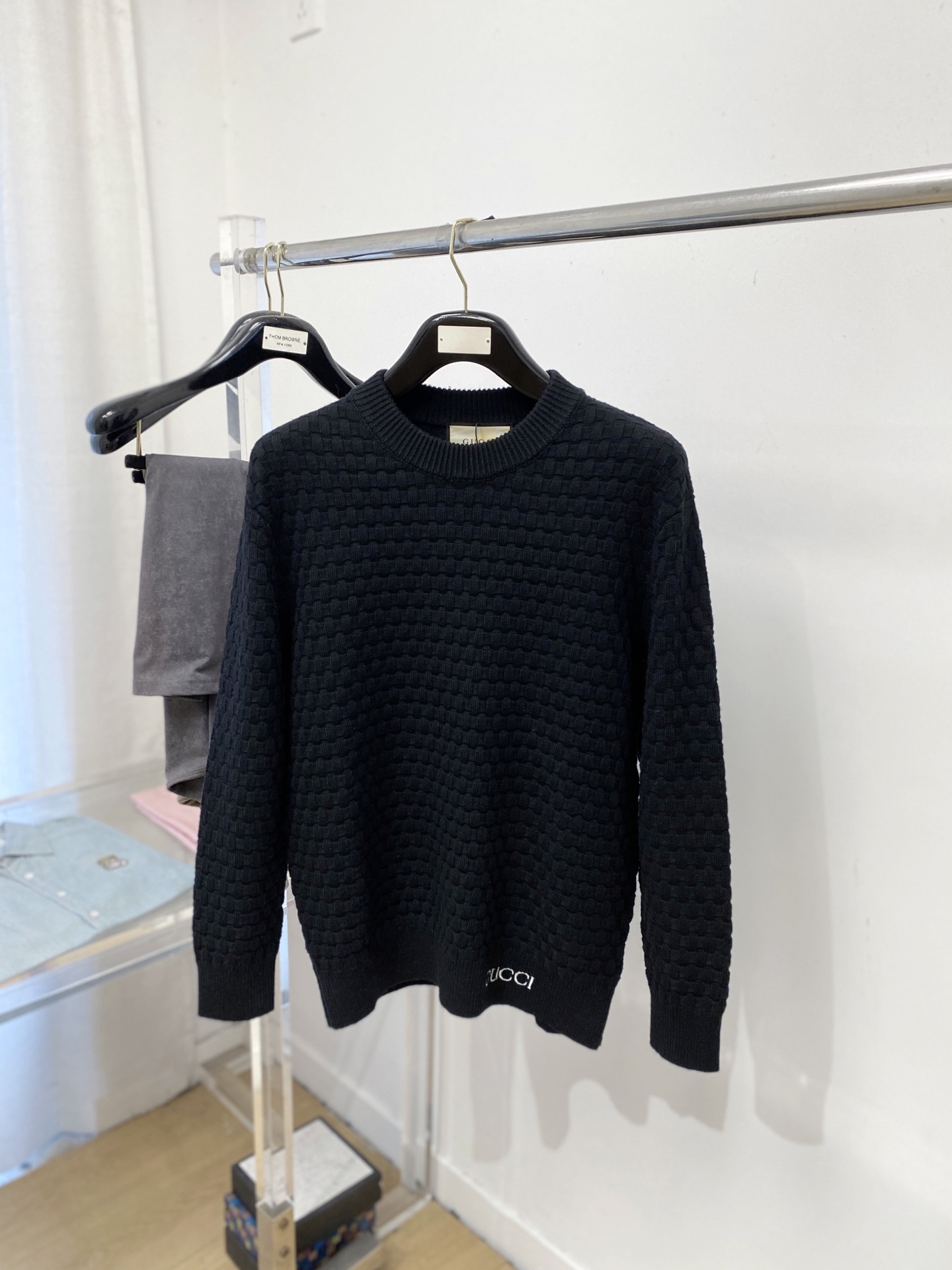 NO:660795,Gucci, 2025 new wool sweater has a delicate and soft feel, which can be directly in contact with the skin, allowing the warm yarn to change into a delicate texture. The top-notch craftsmanship is very distinctive and colorful, and the style is simple, elegant and exquisite. The three-dimensional tailoring design makes the entire sweater upper body full of youthful vitality and vitality. It is recommended to be a must-have for autumn and winter. Sizes M-2XL, sweaters,  19860909古奇、2025新品羊毛衣 具有手感细腻柔软,可直接与肌肤接触,让暖心的纱线变化出细腻的质感,顶级工艺极具特色出彩,款式简约大方精美 立体剪裁的版型设计,让整款毛衣上身尽显青春活力和朝气,推荐款秋冬季穿搭必备.尺码M-2XL,,sweaters, ,Men's clothing