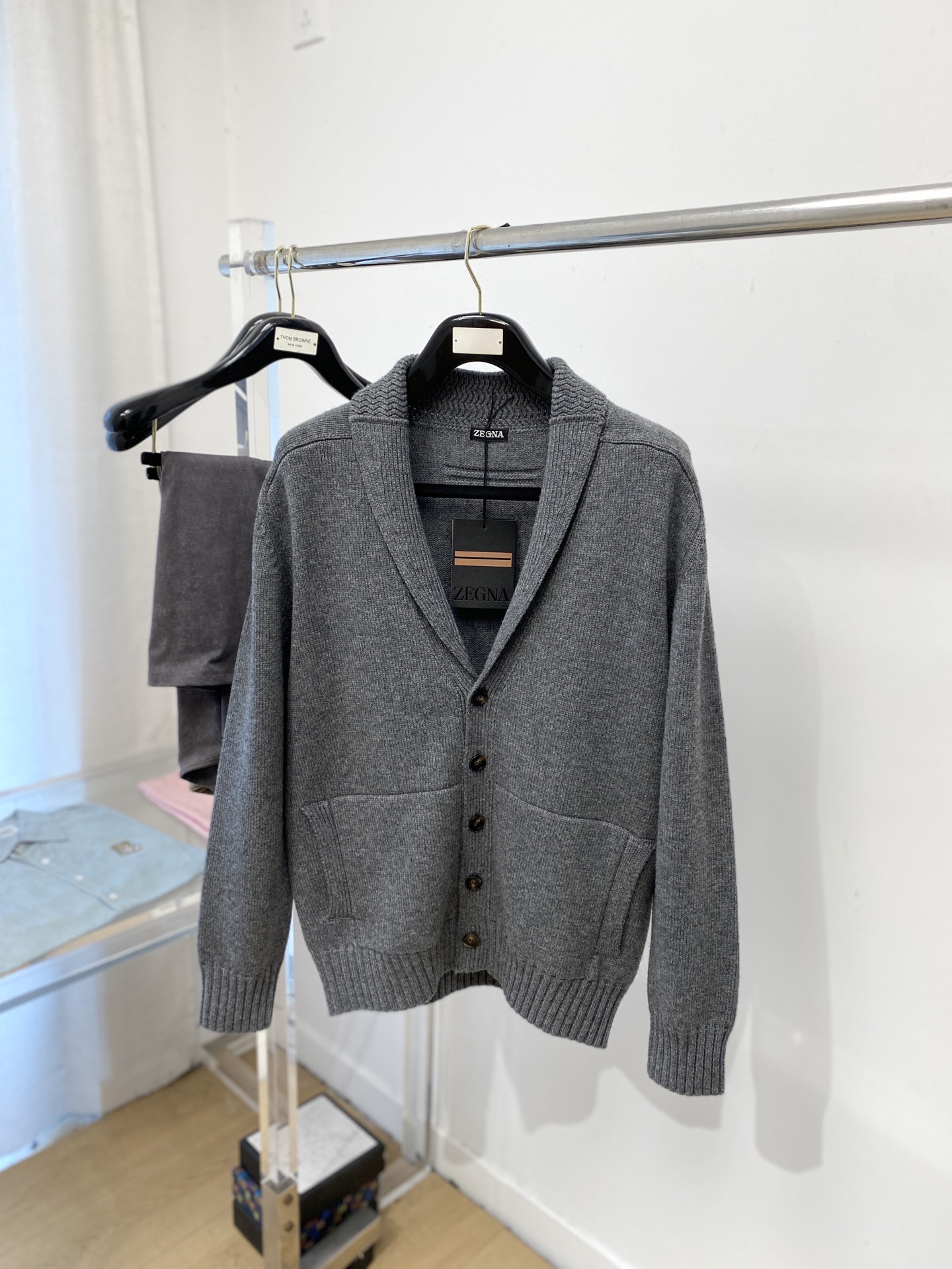 NO:660815,Zegna, 2025 new woolen sweater has a delicate and soft feel, which can be directly contacted with the skin, allowing the warm yarn to change into a delicate texture. The top-notch craftsmanship is very distinctive and colorful, and the style is simple, elegant and exquisite. The three-dimensional tailoring design makes the entire sweater upper body full of youthful vitality and vitality. It is recommended to be a must-have for autumn and winter. Sizes M-2XL,,zegna,sweaters, 19860909杰尼亚、2025新品羊毛衣 具有手感细腻柔软,可直接与肌肤接触,让暖心的纱线变化出细腻的质感,顶级工艺极具特色出彩,款式简约大方精美 立体剪裁的版型设计,让整款毛衣上身尽显青春活力和朝气,推荐款秋冬季穿搭必备.尺码M-2XL,,zegna,sweaters, ,Men's clothing