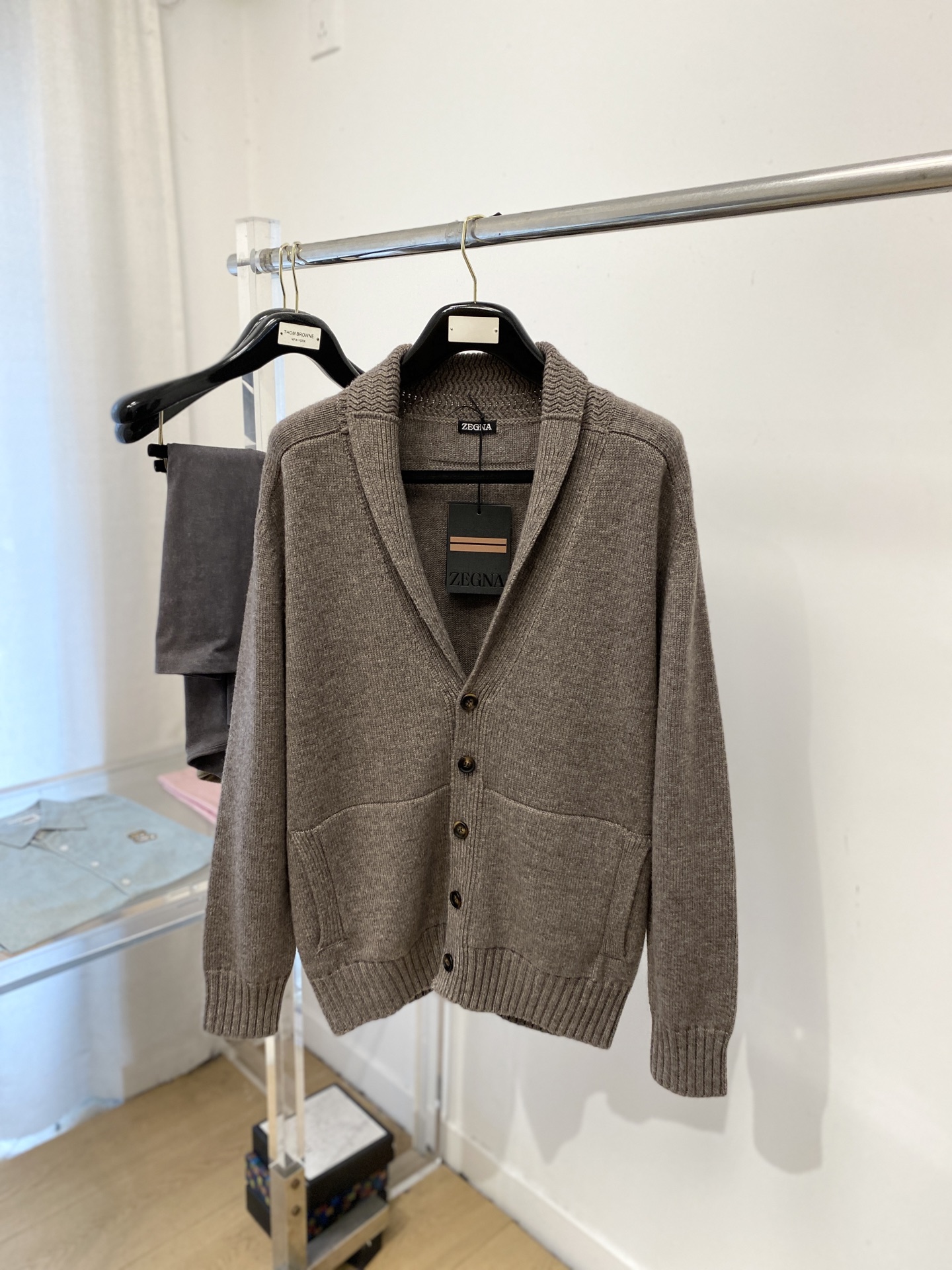 NO:660788,Zegna, 2025 new woolen sweater has a delicate and soft feel, which can be directly contacted with the skin, allowing the warm yarn to change into a delicate texture. The top-notch craftsmanship is very distinctive and colorful, and the style is simple, elegant and exquisite. The three-dimensional tailoring design makes the entire sweater upper body full of youthful vitality and vitality. It is recommended to be a must-have for autumn and winter. Sizes M-2XL,,zegna,sweaters, 19860909杰尼亚、2025新品羊毛衣 具有手感细腻柔软,可直接与肌肤接触,让暖心的纱线变化出细腻的质感,顶级工艺极具特色出彩,款式简约大方精美 立体剪裁的版型设计,让整款毛衣上身尽显青春活力和朝气,推荐款秋冬季穿搭必备.尺码M-2XL,,zegna,sweaters, ,Men's clothing