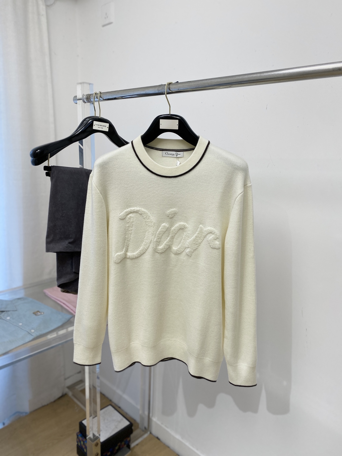 NO:660829,Dior, 2025 new wool sweater has a delicate and soft feel, which can be directly in contact with the skin, allowing the warm yarn to change into a delicate texture. The top-notch craftsmanship is very distinctive and colorful, and the style is simple, elegant and exquisite. The three-dimensional tailoring design makes the entire sweater upper body full of youthful vitality and vitality. It is recommended to be a must-have for autumn and winter. Sizes M-2XL, dior, sweaters,  19860909迪奥、2025新品羊毛衣 具有手感细腻柔软,可直接与肌肤接触,让暖心的纱线变化出细腻的质感,顶级工艺极具特色出彩,款式简约大方精美 立体剪裁的版型设计,让整款毛衣上身尽显青春活力和朝气,推荐款秋冬季穿搭必备.尺码M-2XL,,dior,sweaters, ,Men's clothing