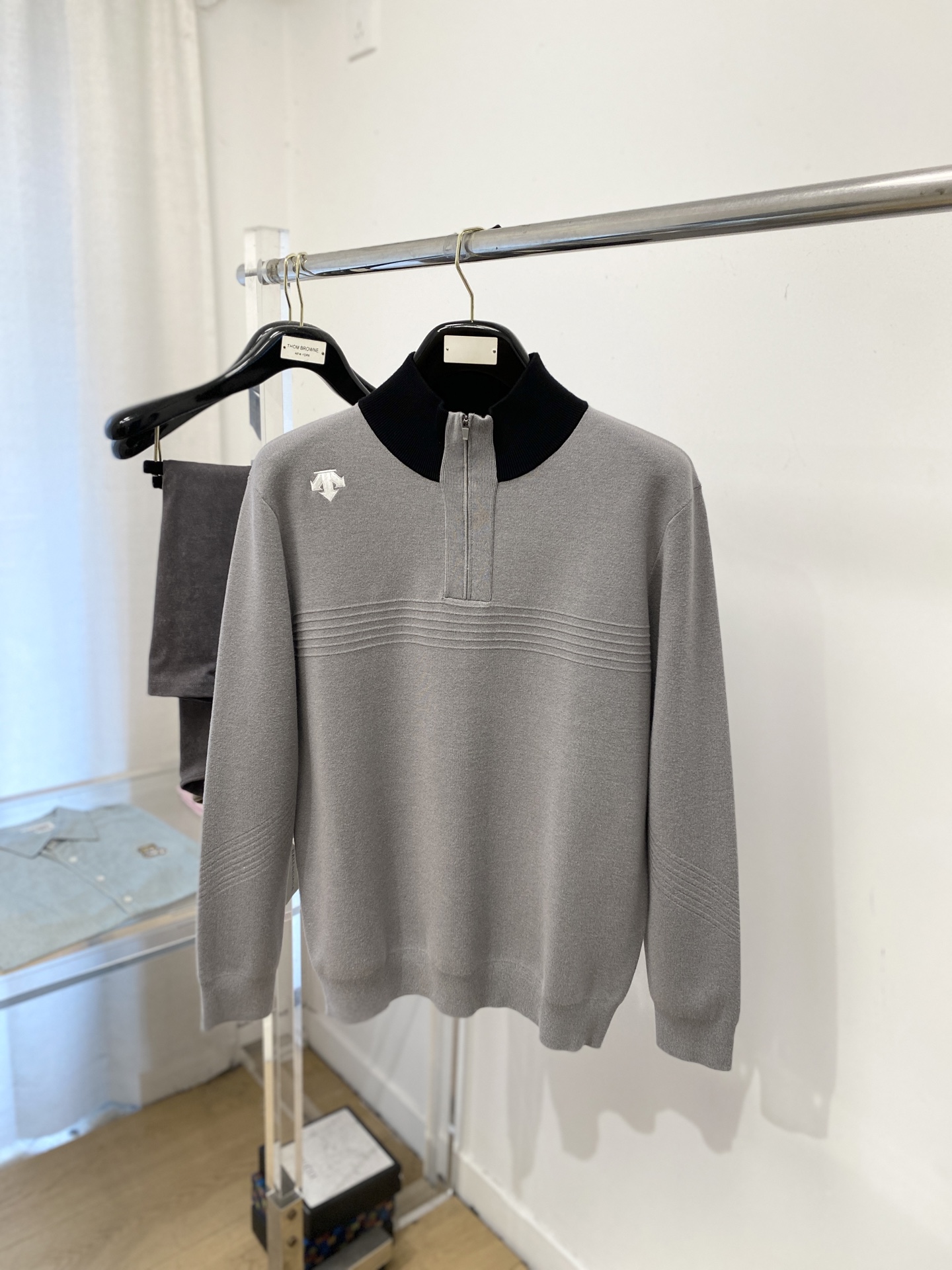 NO:660825,DESCENTE, 2025 new woolen sweater, has a delicate and soft feel, which can be directly in contact with the skin, allowing the warm yarn to change into a delicate texture. The top-notch craftsmanship is very distinctive, and the style is simple, elegant and exquisite. The three-dimensional tailoring design makes the entire sweater full of youthful vitality and vitality. It is recommended as a must-have for autumn and winter. Sizes M-2XL Buy now, sweaters,  19860909DESCENTE迪桑特、2025新品羊毛衣 具有手感细腻柔软,可直接与肌肤接触,让暖心的纱线变化出细腻的质感,顶级工艺极具特色出彩,款式简约大方精美 立体剪裁的版型设计,让整款毛衣上身尽显青春活力和朝气,推荐款秋冬季穿搭必备.尺码M-2XL 立即抢购,,sweaters, ,Men's clothing