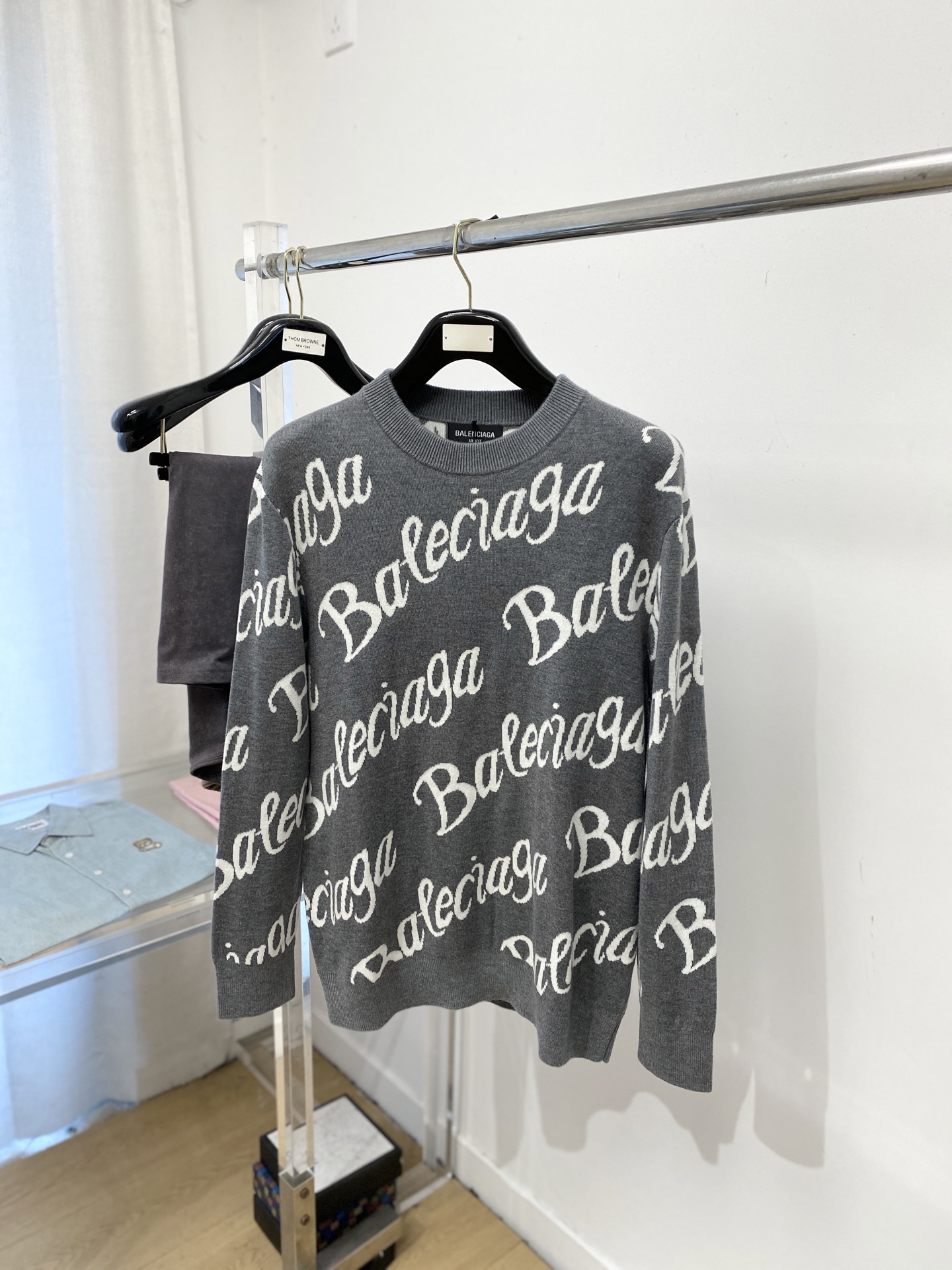 NO:660814,Balenciaga, 2025 new woolen sweater has a delicate and soft feel, which can be directly in contact with the skin, allowing the warm yarn to change into a delicate texture. The top-notch craftsmanship is very distinctive and colorful, and the style is simple, elegant and exquisite. The three-dimensional tailoring design makes the entire sweater full of youthful vitality and vitality. It is recommended to be a must-have for autumn and winter. Sizes M-2XL Buy now, balenciaga, sweaters,  19860909巴黎世家、2025新品羊毛衣 具有手感细腻柔软,可直接与肌肤接触,让暖心的纱线变化出细腻的质感,顶级工艺极具特色出彩,款式简约大方精美 立体剪裁的版型设计,让整款毛衣上身尽显青春活力和朝气,推荐款秋冬季穿搭必备.尺码M-2XL 立即抢购,,balenciaga,sweaters, ,Men's clothing