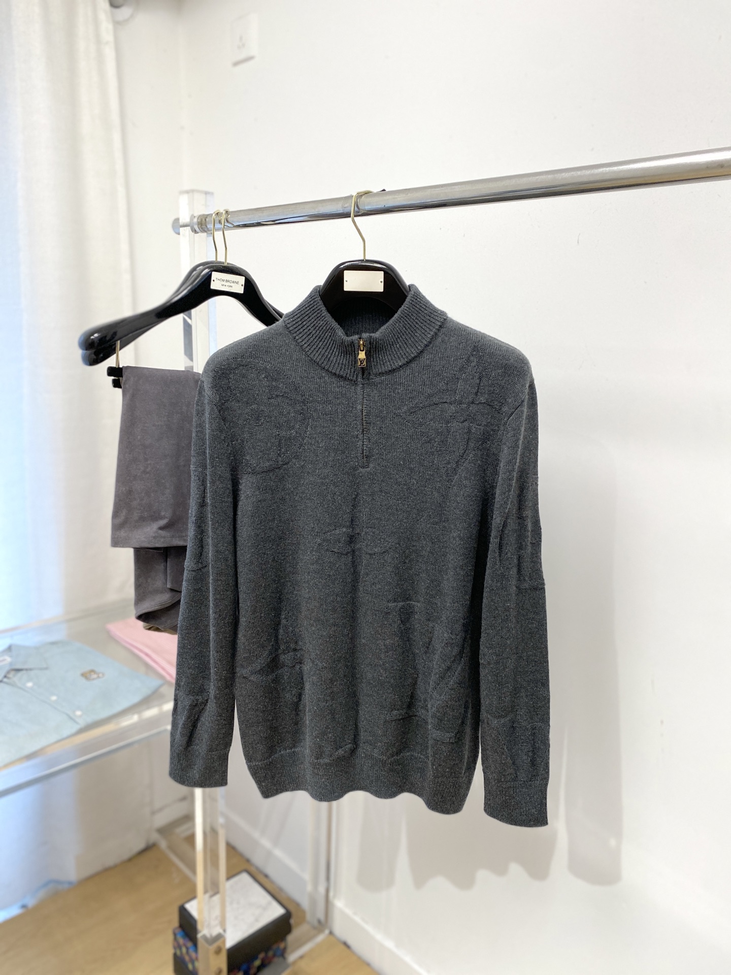 NO:660808,Louis Vuitton, 2025 new wool sweater has a delicate and soft feel, which can be directly in contact with the skin, allowing the warm yarn to change into a delicate texture. The top-notch craftsmanship is very distinctive and colorful, and the style is simple, elegant and exquisite. The three-dimensional tailoring design makes the entire sweater upper body full of youthful vitality and vitality. It is recommended to be a must-have for autumn and winter. Sizes M-2XL, Louis Vuitton, Sweaters, Alexander Wang19860909路易威登、2025新品羊毛衣 具有手感细腻柔软,可直接与肌肤接触,让暖心的纱线变化出细腻的质感,顶级工艺极具特色出彩,款式简约大方精美 立体剪裁的版型设计,让整款毛衣上身尽显青春活力和朝气,推荐款秋冬季穿搭必备.尺码M-2XL,,louis vuitton,sweaters, ,Men's clothing