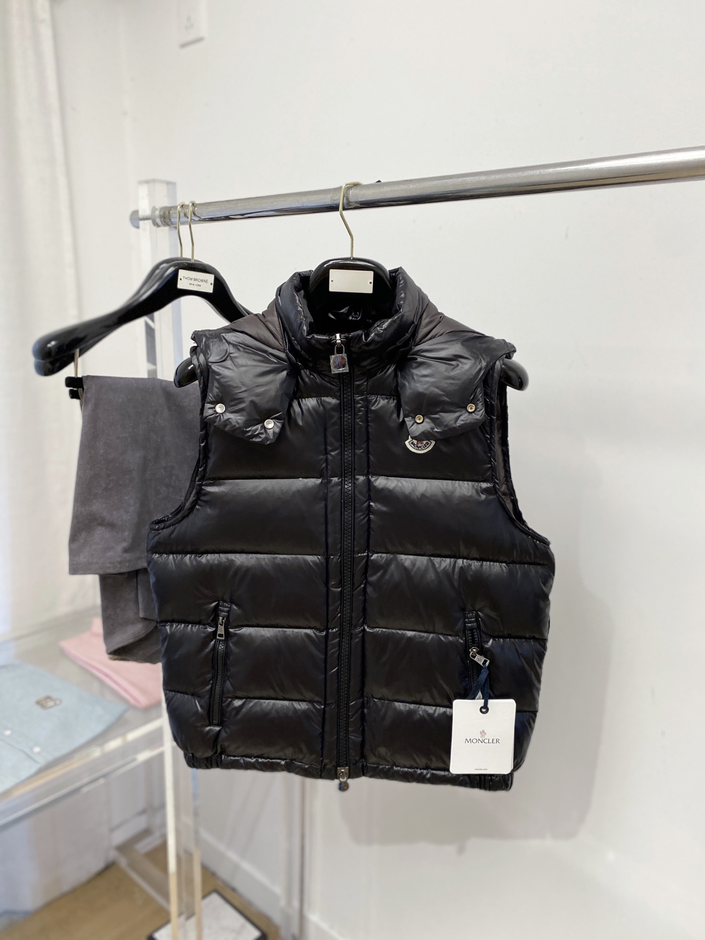 NO:660834,Mouth covering, the latest 2025 men's lightweight down vest, the fabric is soft and comfortable.  The upper body shape is awesome.  zipper.  The accessories are all custom-supplied and imported fabrics, which are light and comfortable, warm and stylish, simple and elegant!  Lightweight and warm, the best choice to keep out the cold in autumn and winter. Size M-3XL, Moncler, down jacket,  19860909蒙口、2025最新款男士轻薄羽绒马甲、面料柔软舒适 ．上身版型超赞 ．拉链．辅料都是客供 、进口面料,轻便舒适,保暖有型、简单大方款式！轻便保暖、秋冬御寒的最佳选择 码数M-3XL,,Moncler,down jacket, ,Men's clothing