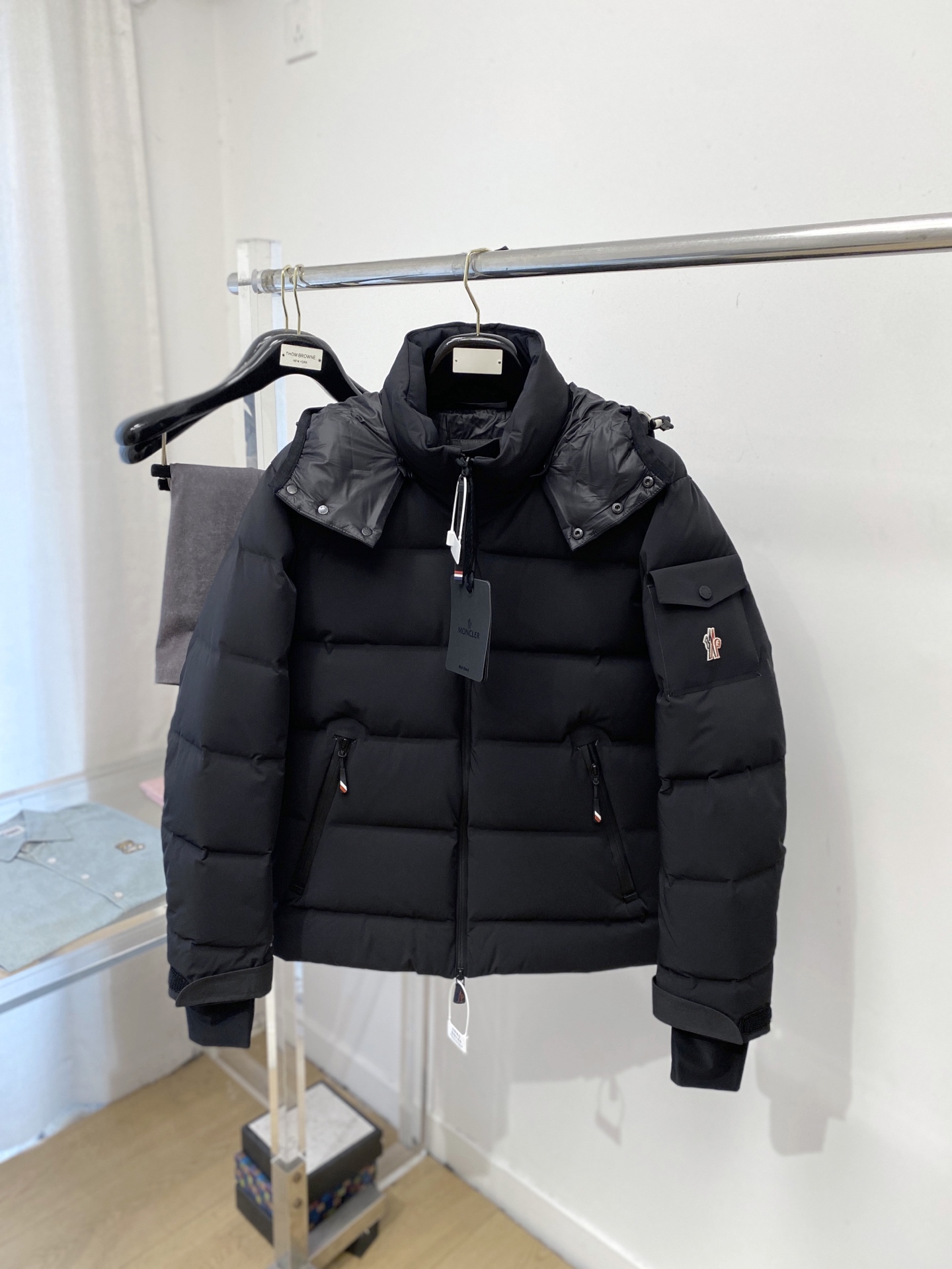 NO:660835,Meng Mouth, the latest 2025 men's lightweight down jacket, the fabric is soft and comfortable.  The upper body shape is awesome.  zipper.  The accessories are all custom-supplied and imported fabrics, which are light and comfortable, warm and stylish, simple and elegant!  Lightweight and warm, the best choice to keep out the cold in autumn and winter. Size M-3XL, Moncler, down jacket,  19860909蒙口、2025最新款男士轻薄羽绒服、面料柔软舒适 ．上身版型超赞 ．拉链．辅料都是客供 、进口面料,轻便舒适,保暖有型、简单大方款式！轻便保暖、秋冬御寒的最佳选择 码数M-3XL,,Moncler,down jacket, ,Men's clothing