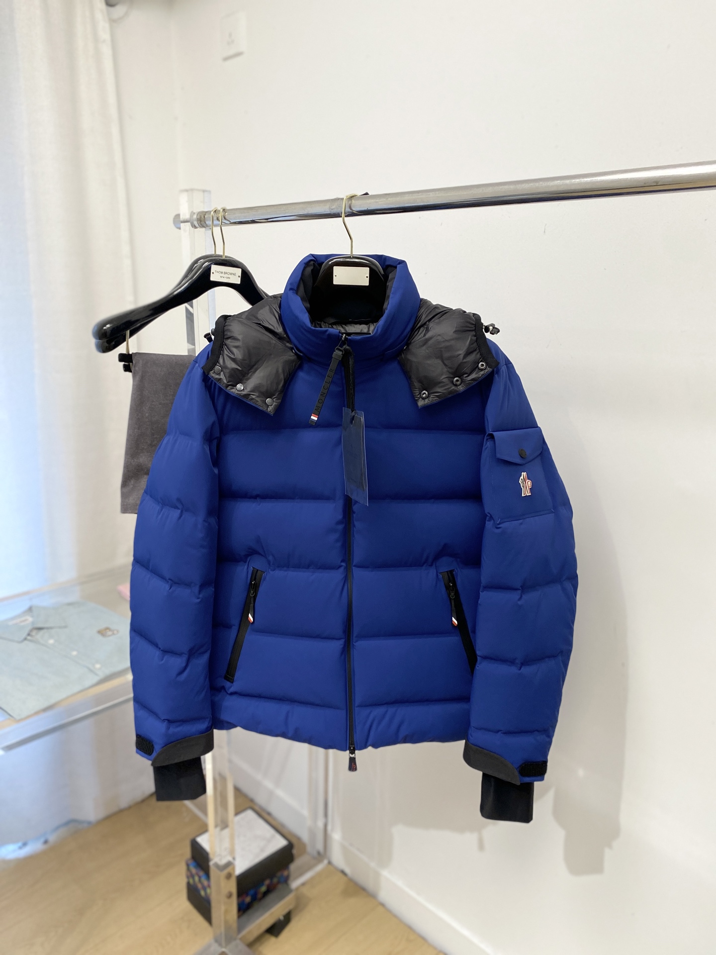 NO:660844,Meng Mouth, the latest 2025 men's lightweight down jacket, the fabric is soft and comfortable.  The upper body shape is awesome.  zipper.  The accessories are all custom-supplied and imported fabrics, which are light and comfortable, warm and stylish, simple and elegant!  Lightweight and warm, the best choice to keep out the cold in autumn and winter. Size M-3XL, Moncler, down jacket,  19860909蒙口、2025最新款男士轻薄羽绒服、面料柔软舒适 ．上身版型超赞 ．拉链．辅料都是客供 、进口面料,轻便舒适,保暖有型、简单大方款式！轻便保暖、秋冬御寒的最佳选择 码数 M-3XL,,Moncler,down jacket, ,Men's clothing