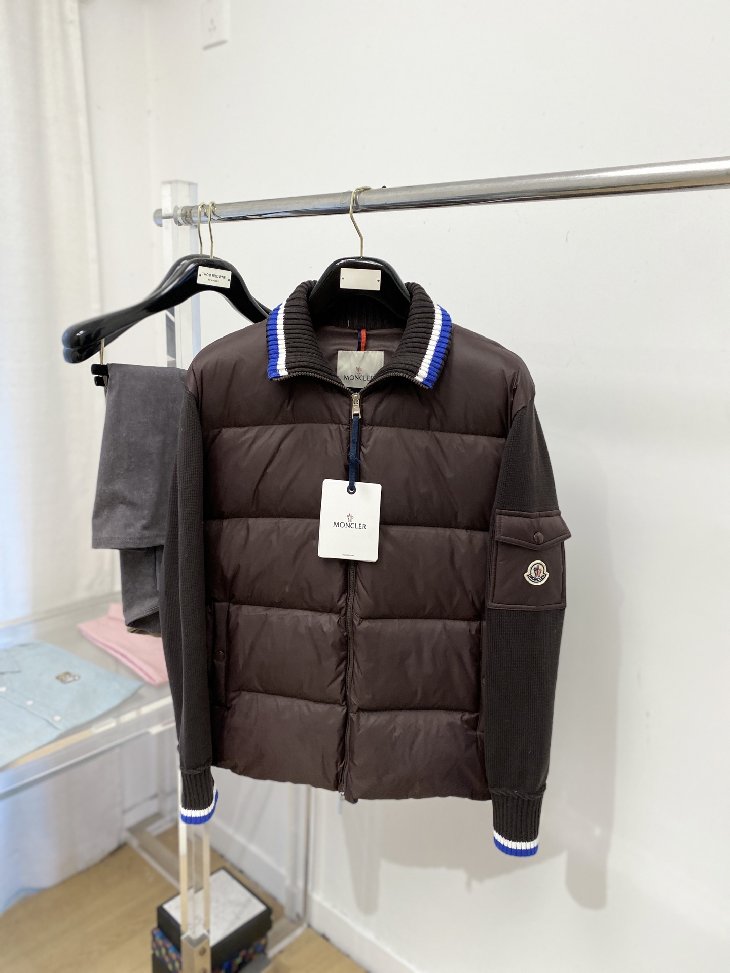 NO:662557,Meng Mouth, the latest 2025 men's lightweight down jacket, the fabric is soft and comfortable.  The upper body shape is awesome.  zipper.  The accessories are all custom-supplied and imported fabrics, which are light and comfortable, warm and stylish, simple and elegant!  Lightweight and warm, the best choice to keep out the cold in autumn and winter. Size S-2XL, Moncler, down jacket,  19860909蒙口、2025最新款男士轻薄羽绒服、面料柔软舒适 ．上身版型超赞 ．拉链．辅料都是客供 、进口面料,轻便舒适,保暖有型、简单大方款式！轻便保暖、秋冬御寒的最佳选择 码数 S-2XL,,Moncler,down jacket, ,Men's clothing