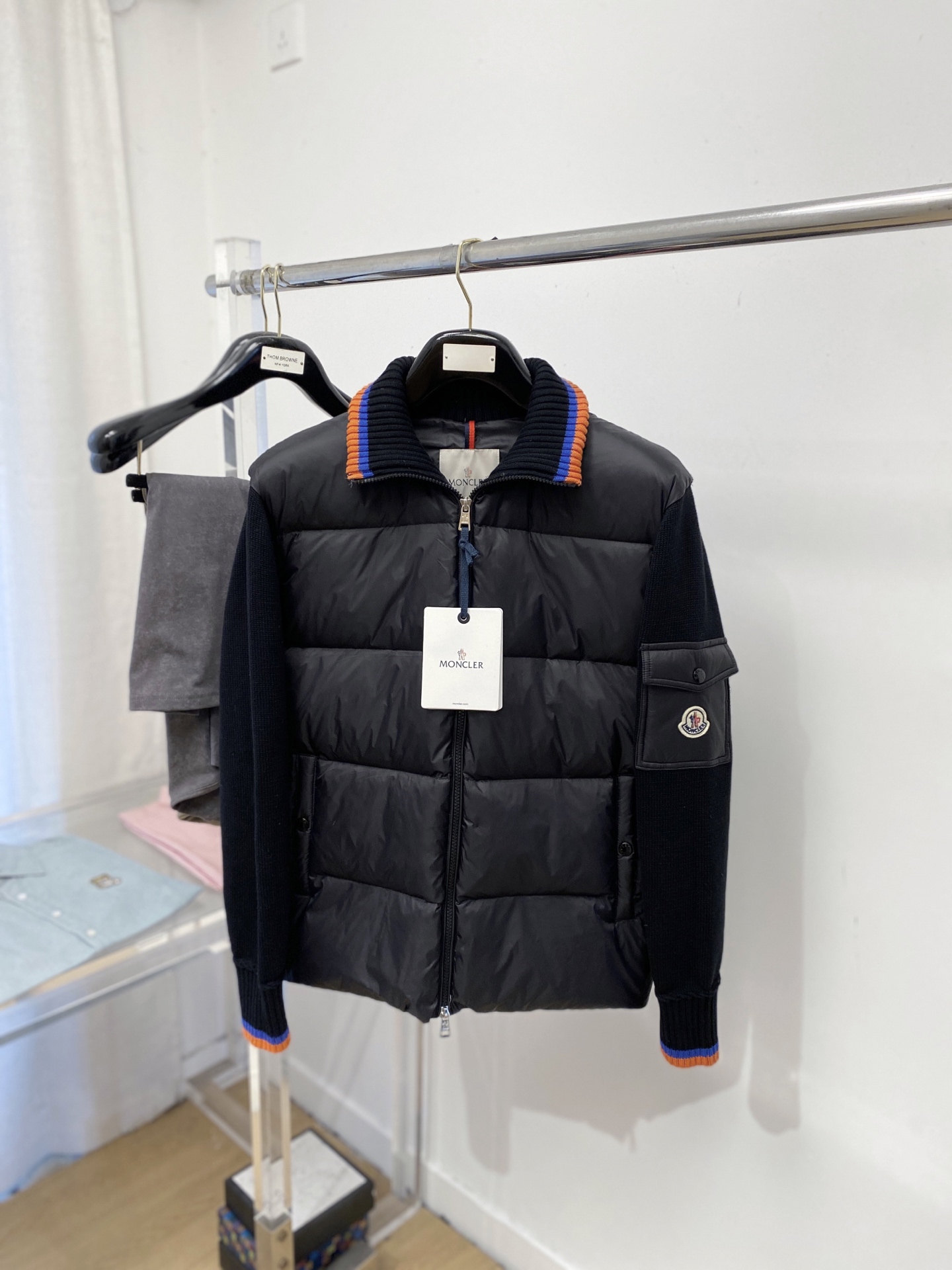 NO:662562,Meng Mouth, the latest 2025 men's lightweight down jacket, the fabric is soft and comfortable.  The upper body shape is awesome.  zipper.  The accessories are all custom-supplied and imported fabrics, which are light and comfortable, warm and stylish, simple and elegant!  Lightweight and warm, the best choice to keep out the cold in autumn and winter. Size S-2XL, Moncler, down jacket,  19860909蒙口、2025最新款男士轻薄羽绒服、面料柔软舒适 ．上身版型超赞 ．拉链．辅料都是客供 、进口面料,轻便舒适,保暖有型、简单大方款式！轻便保暖、秋冬御寒的最佳选择 码数S-2XL,,Moncler,down jacket, ,Men's clothing