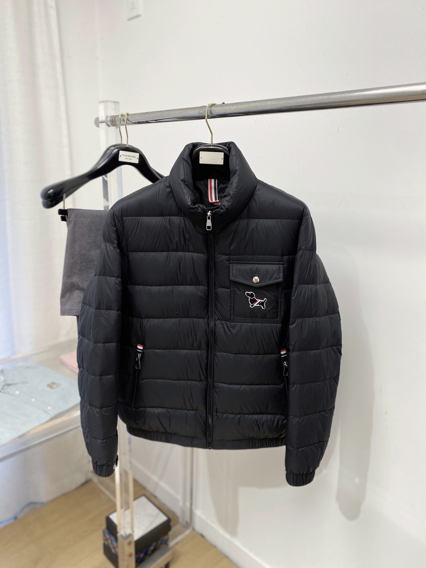 NO:660861,TB, the latest 2025 men’s lightweight down jacket, the fabric is soft and comfortable.  The upper body shape is awesome.  zipper.  The accessories are all custom-supplied and imported fabrics, which are light and comfortable, warm and stylish, simple and elegant!  Lightweight and warm, the best choice to keep out the cold in autumn and winter. Size M-3XL,,down jacket, 19860909TB、2025最新款男士轻薄羽绒服、面料柔软舒适 ．上身版型超赞 ．拉链．辅料都是客供 、进口面料,轻便舒适,保暖有型、简单大方款式！轻便保暖、秋冬御寒的最佳选择 码数M-3XL,,down jacket, ,Men's clothing