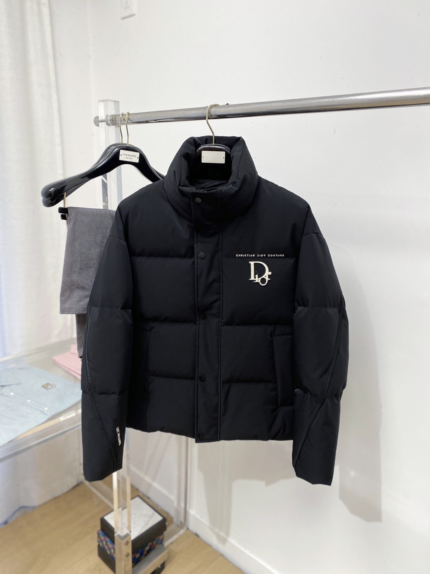 NO:660874,Dior, the latest 2025 men's lightweight down jacket, the fabric is soft and comfortable.  The upper body shape is awesome.  zipper.  The accessories are all custom-supplied and imported fabrics, which are light and comfortable, warm and stylish, simple and elegant!  Lightweight and warm, the best choice to keep out the cold in autumn and winter. Size M-3XL, dior, down jacket,  19860909迪奥、2025最新款男士轻薄羽绒服、面料柔软舒适 ．上身版型超赞 ．拉链．辅料都是客供 、进口面料,轻便舒适,保暖有型、简单大方款式！轻便保暖、秋冬御寒的最佳选择 码数M-3XL,,dior,down jacket, ,Men's clothing