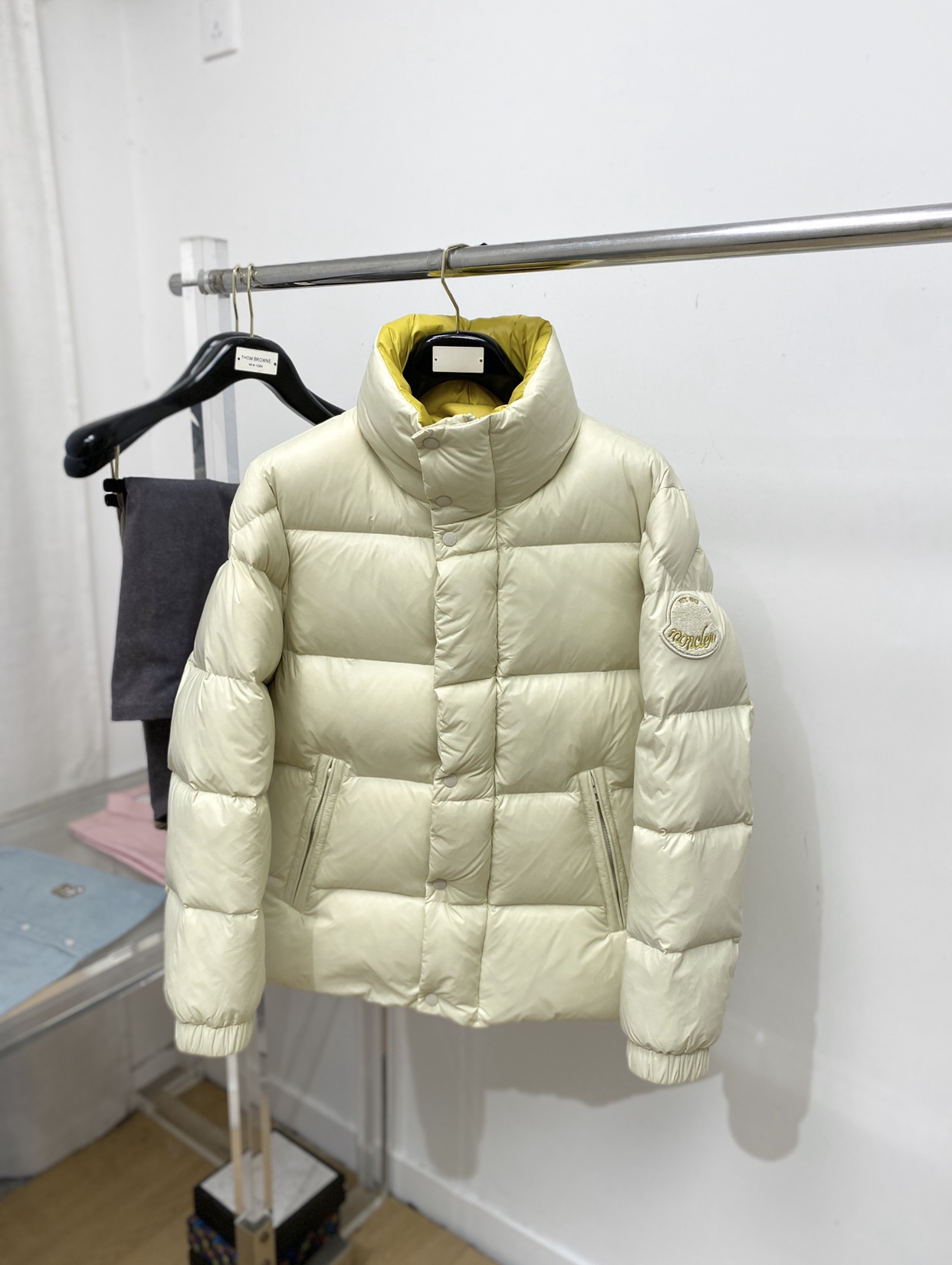 NO:660845,Meng Mouth, the latest 2025 men's lightweight down jacket, the fabric is soft and comfortable.  The upper body shape is awesome.  zipper.  The accessories are all custom-supplied and imported fabrics, which are light and comfortable, warm and stylish, simple and elegant!  Lightweight and warm, the best choice to keep out the cold in autumn and winter. Size M-3XL, Moncler, down jacket,  19860909蒙口、2025最新款男士轻薄羽绒服、面料柔软舒适 ．上身版型超赞 ．拉链．辅料都是客供 、进口面料,轻便舒适,保暖有型、简单大方款式！轻便保暖、秋冬御寒的最佳选择 码数M-3XL,,Moncler,down jacket, ,Men's clothing