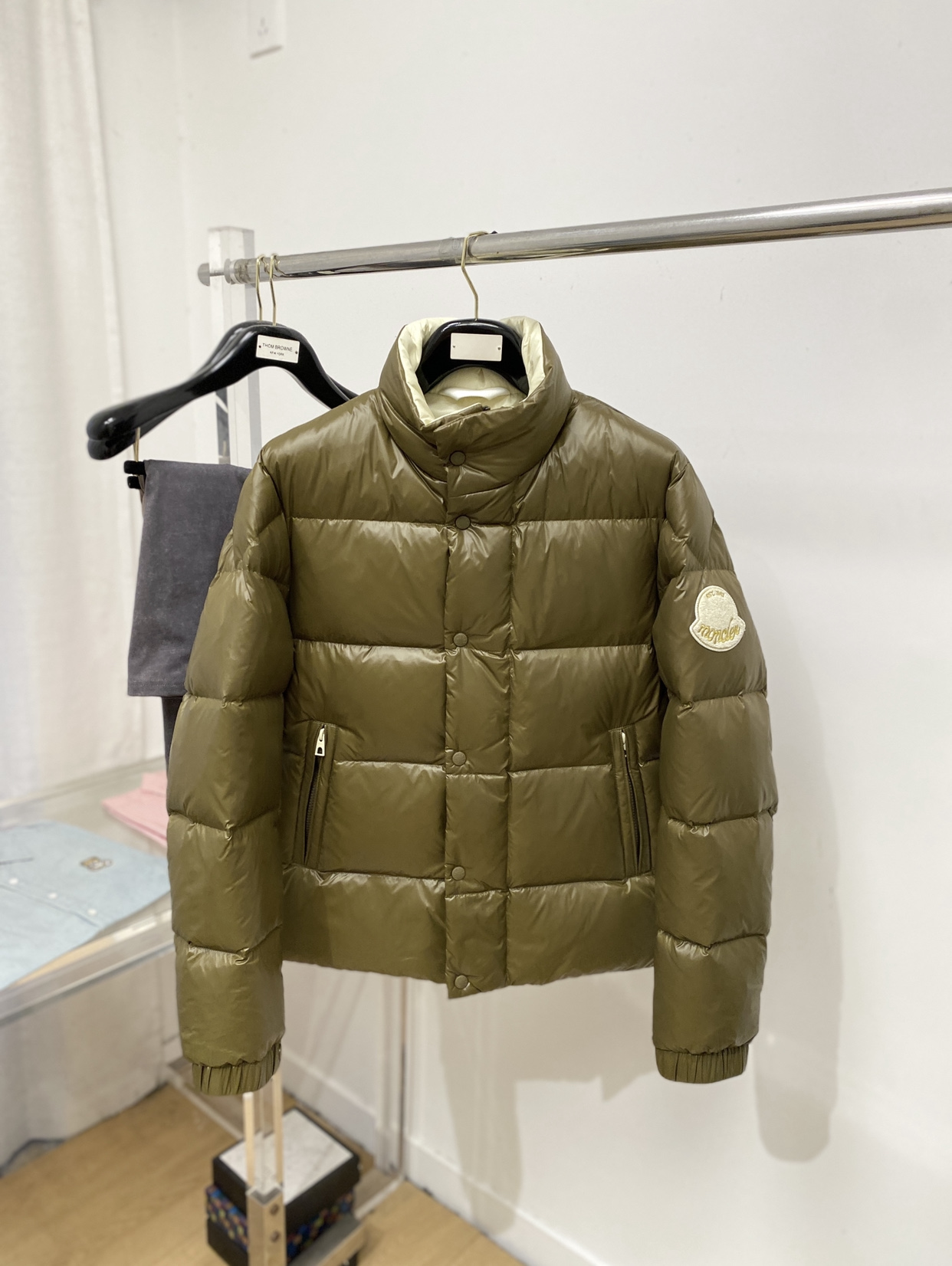 NO:660852,Meng Mouth, the latest 2025 men's lightweight down jacket, the fabric is soft and comfortable.  The upper body shape is awesome.  zipper.  The accessories are all custom-supplied and imported fabrics, which are light and comfortable, warm and stylish, simple and elegant!  Lightweight and warm, the best choice to keep out the cold in autumn and winter. Size M-3XL, Moncler, down jacket,  19860909蒙口、2025最新款男士轻薄羽绒服、面料柔软舒适 ．上身版型超赞 ．拉链．辅料都是客供 、进口面料,轻便舒适,保暖有型、简单大方款式！轻便保暖、秋冬御寒的最佳选择 码数 M-3XL,,Moncler,down jacket, ,Men's clothing