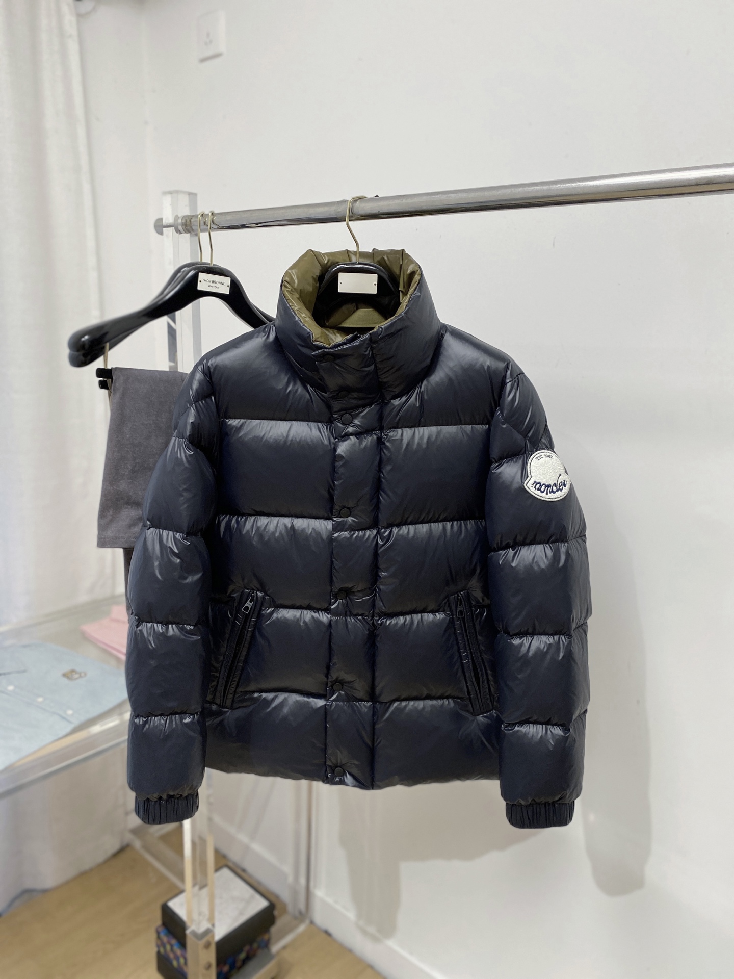 NO:660857,Meng Mouth, the latest 2025 men's lightweight down jacket, the fabric is soft and comfortable.  The upper body shape is awesome.  zipper.  The accessories are all custom-supplied and imported fabrics, which are light and comfortable, warm and stylish, simple and elegant!  Lightweight and warm, the best choice to keep out the cold in autumn and winter. Size M-3XL, Moncler, down jacket,  19860909蒙口、2025最新款男士轻薄羽绒服、面料柔软舒适 ．上身版型超赞 ．拉链．辅料都是客供 、进口面料,轻便舒适,保暖有型、简单大方款式！轻便保暖、秋冬御寒的最佳选择 码数M-3XL,,Moncler,down jacket, ,Men's clothing